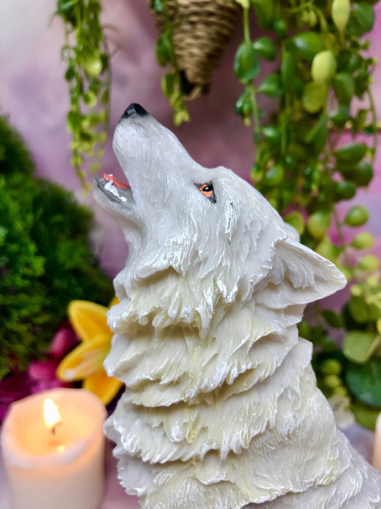 Statue de loup blanc fabriquée à la main | Résine coulée à froid | Loup hurlant majestueux | Art détaillé | Décoration d'intérieur animalière | Cadeau pour amoureux de la nature