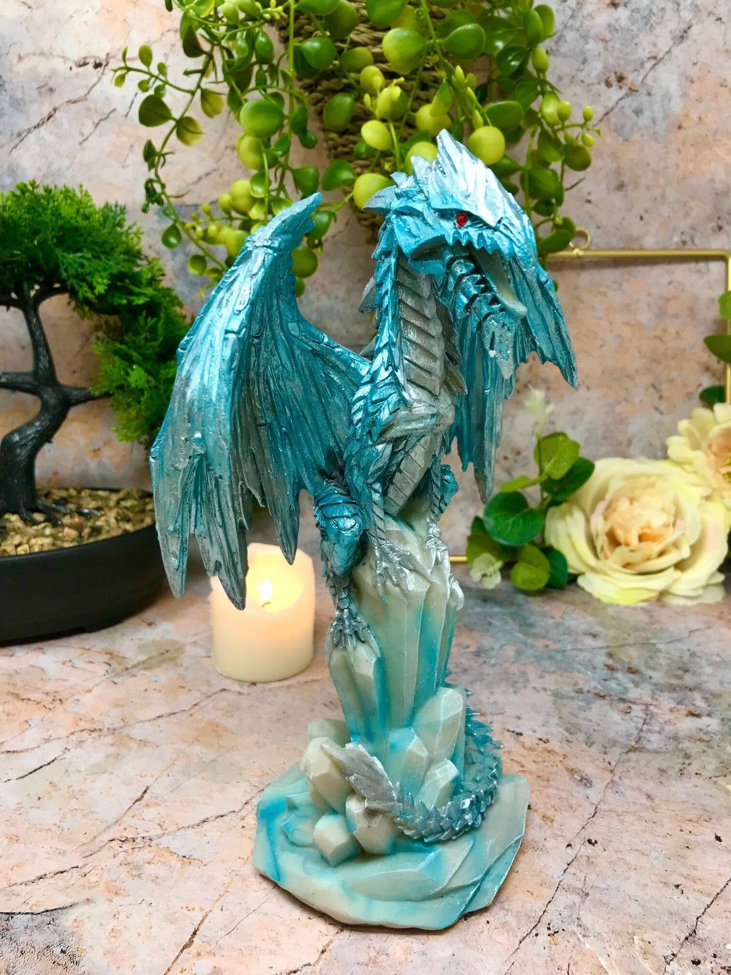 Figurine de dragon de glace sur socle en cristal | Résine artisanale | Décor fantastique mystique | Sculpture de créature mythique | Statue de dragon en boîte