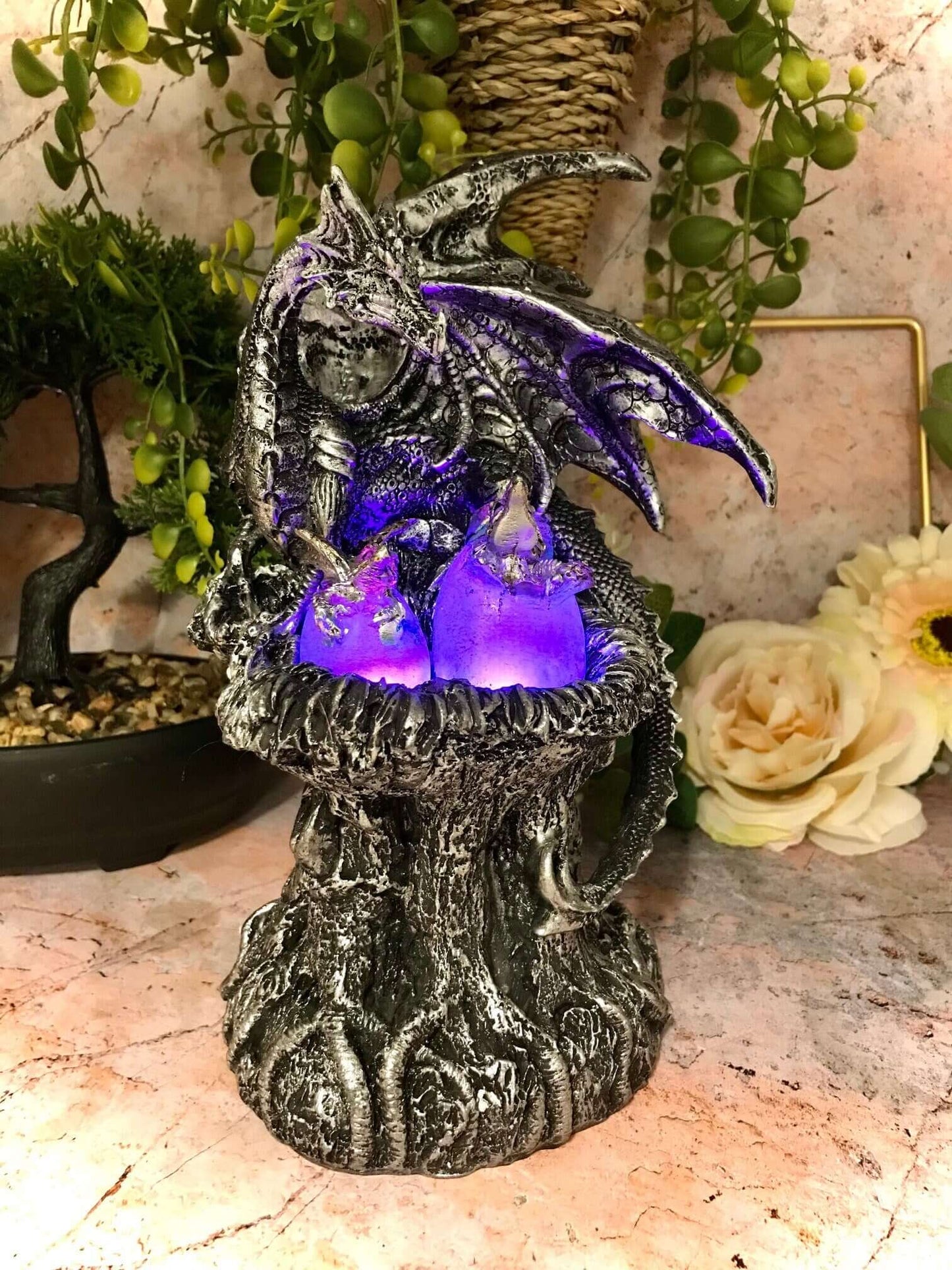 Ornement de dragon exquis - Sculpture mythique finement conçue pour une touche de charme fantastique avec lumière LED