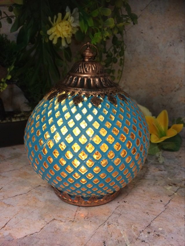 Lanterne LED de style marocain à motif bleu avec finition en bronze pour illuminer la décoration intérieure H18