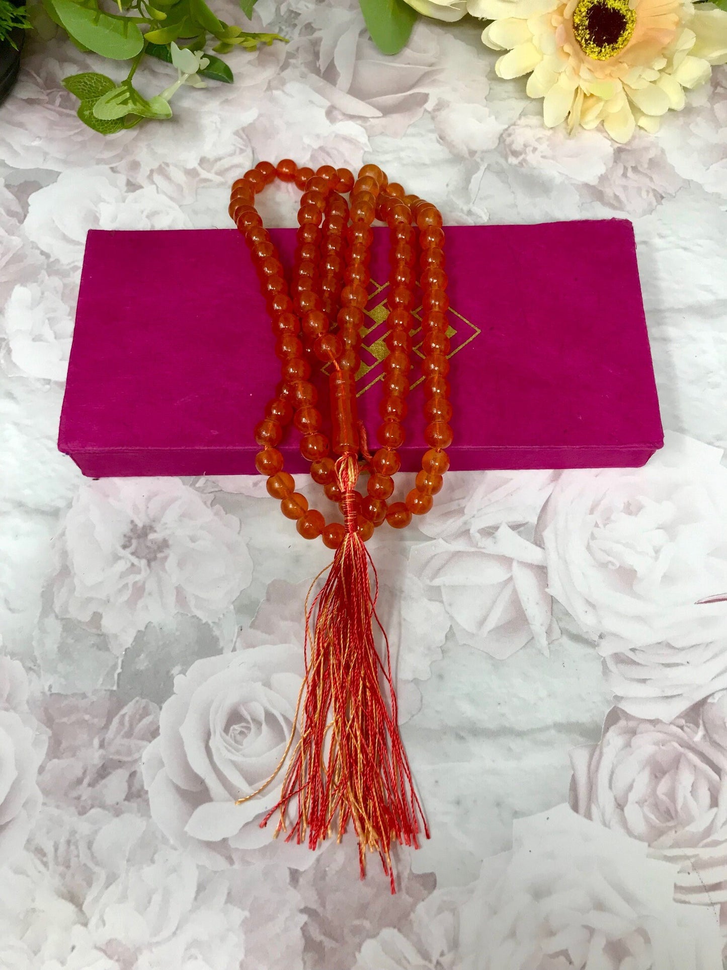 Perles de Mala orange rayonnantes | Perles de prière de méditation avec pompon rouge vif | Accessoire de yoga spirituel | Bijoux en pierres précieuses fabriqués à la main