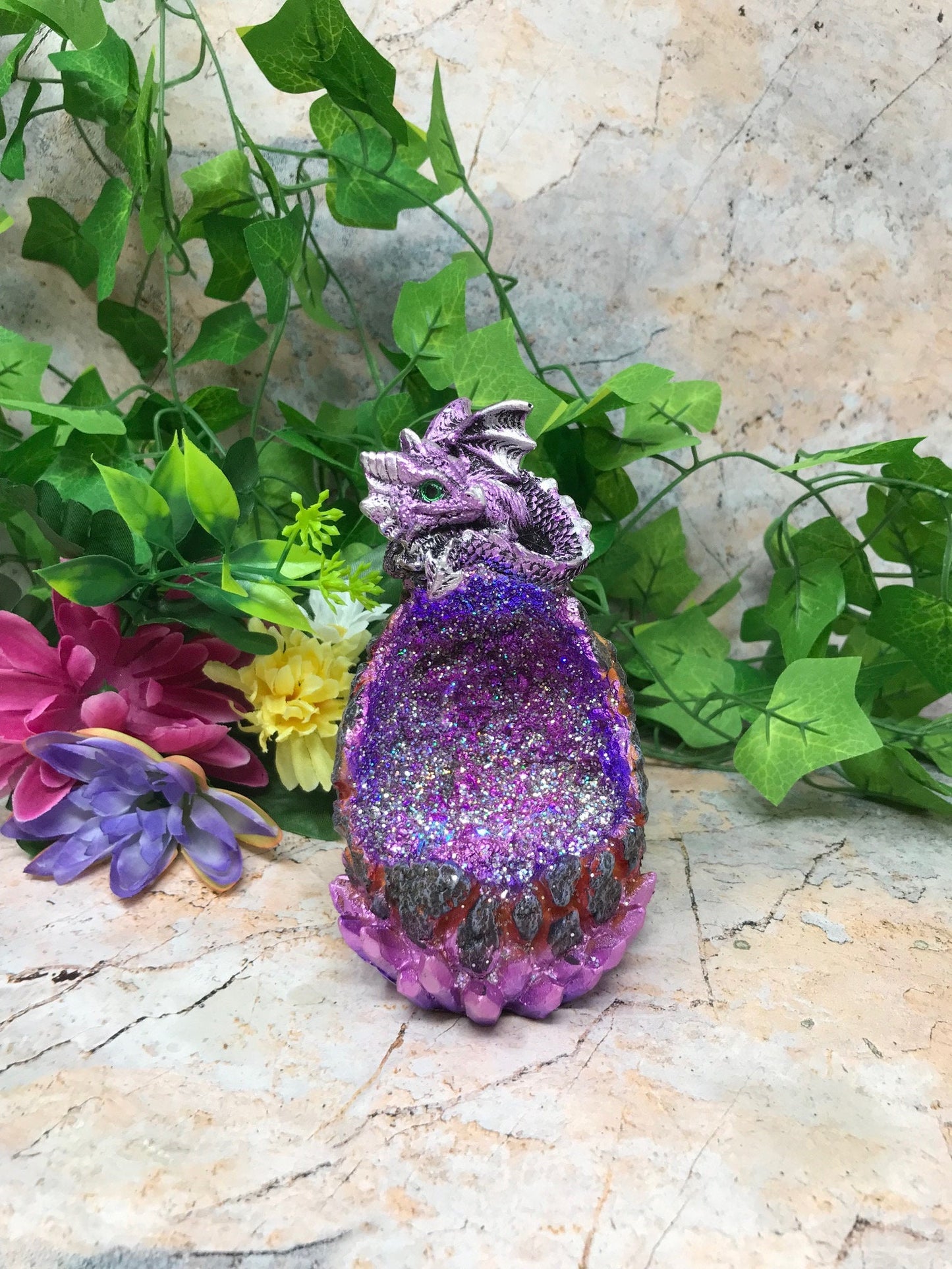 Glitzernde Geode-Wächterdrachenstatue mit LED, mystische lila Drachenskulptur, verzaubertes Fantasy-Dekor, Fabelwesen-Ornament