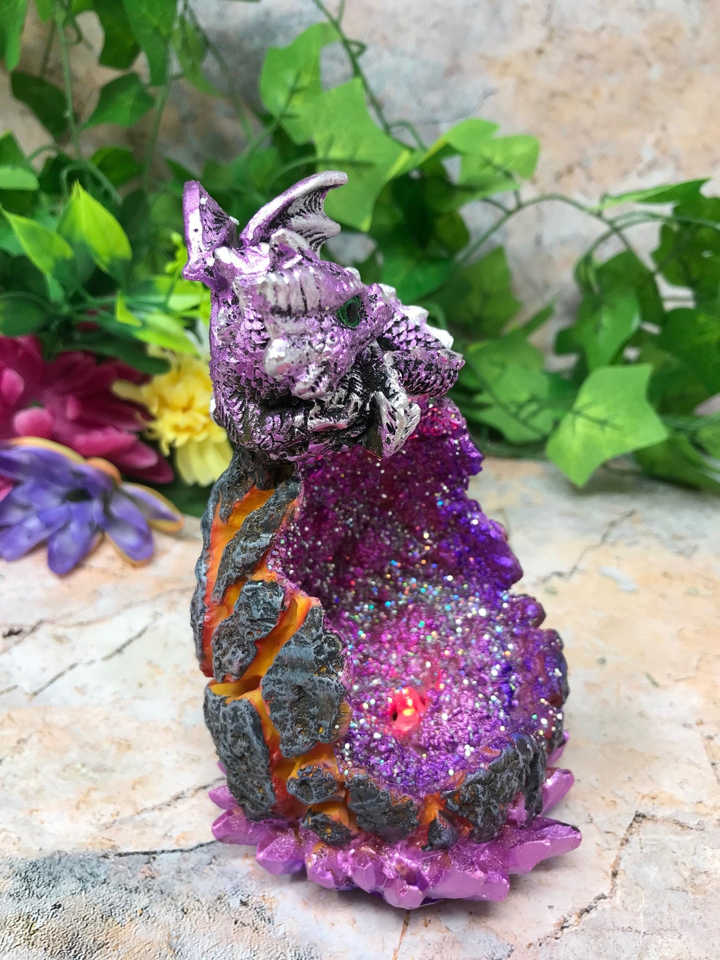 Glitzernde Geode-Wächterdrachenstatue mit LED, mystische lila Drachenskulptur, verzaubertes Fantasy-Dekor, Fabelwesen-Ornament