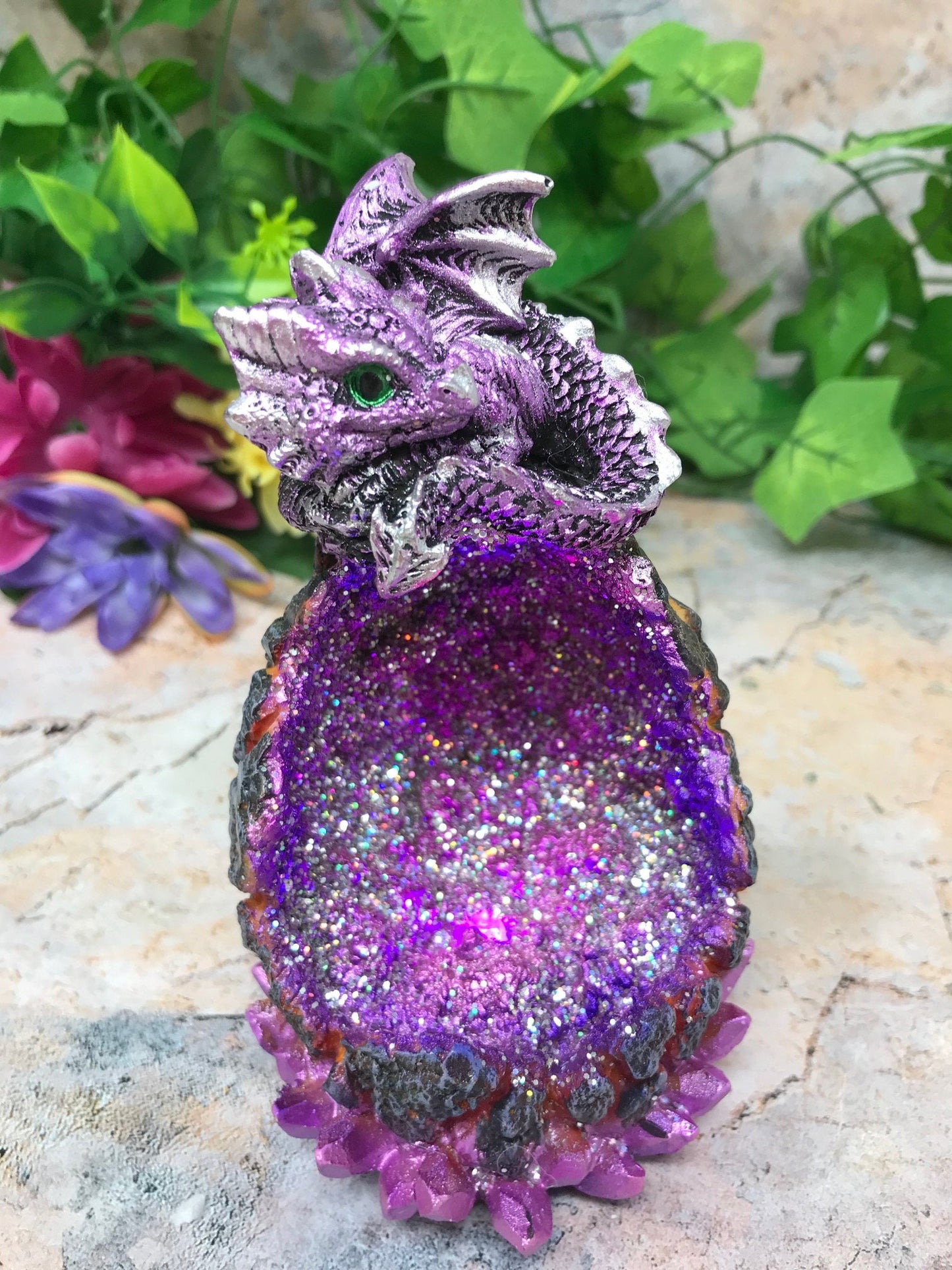 Statue de dragon gardien de géode scintillante avec LED, sculpture de dragon violet mystique, décor fantastique enchanté, ornement de créature mythique