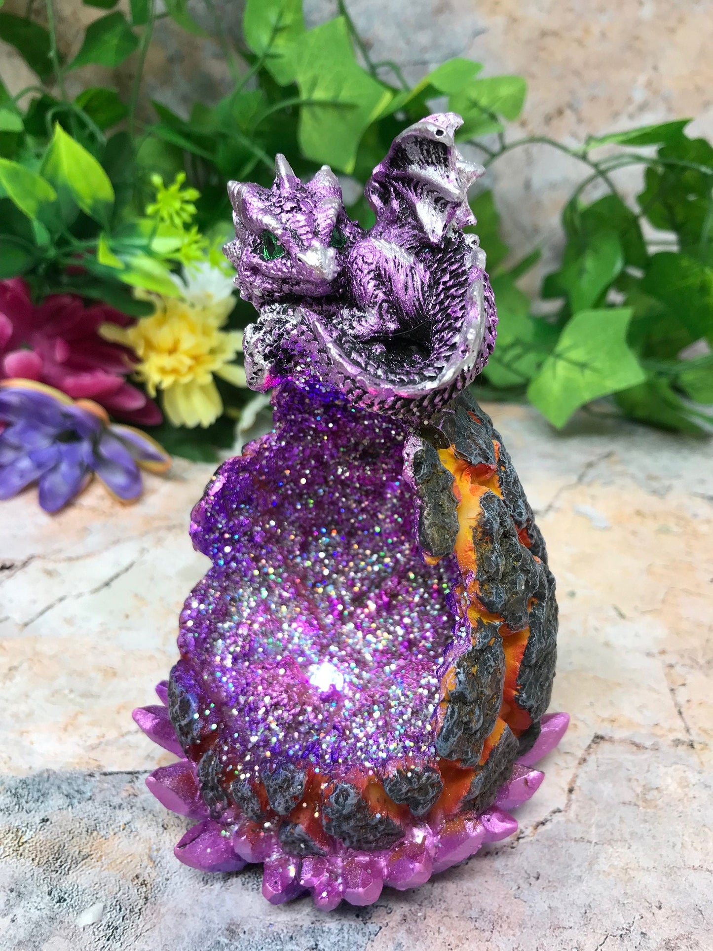 Glitzernde Geode-Wächterdrachenstatue mit LED, mystische lila Drachenskulptur, verzaubertes Fantasy-Dekor, Fabelwesen-Ornament