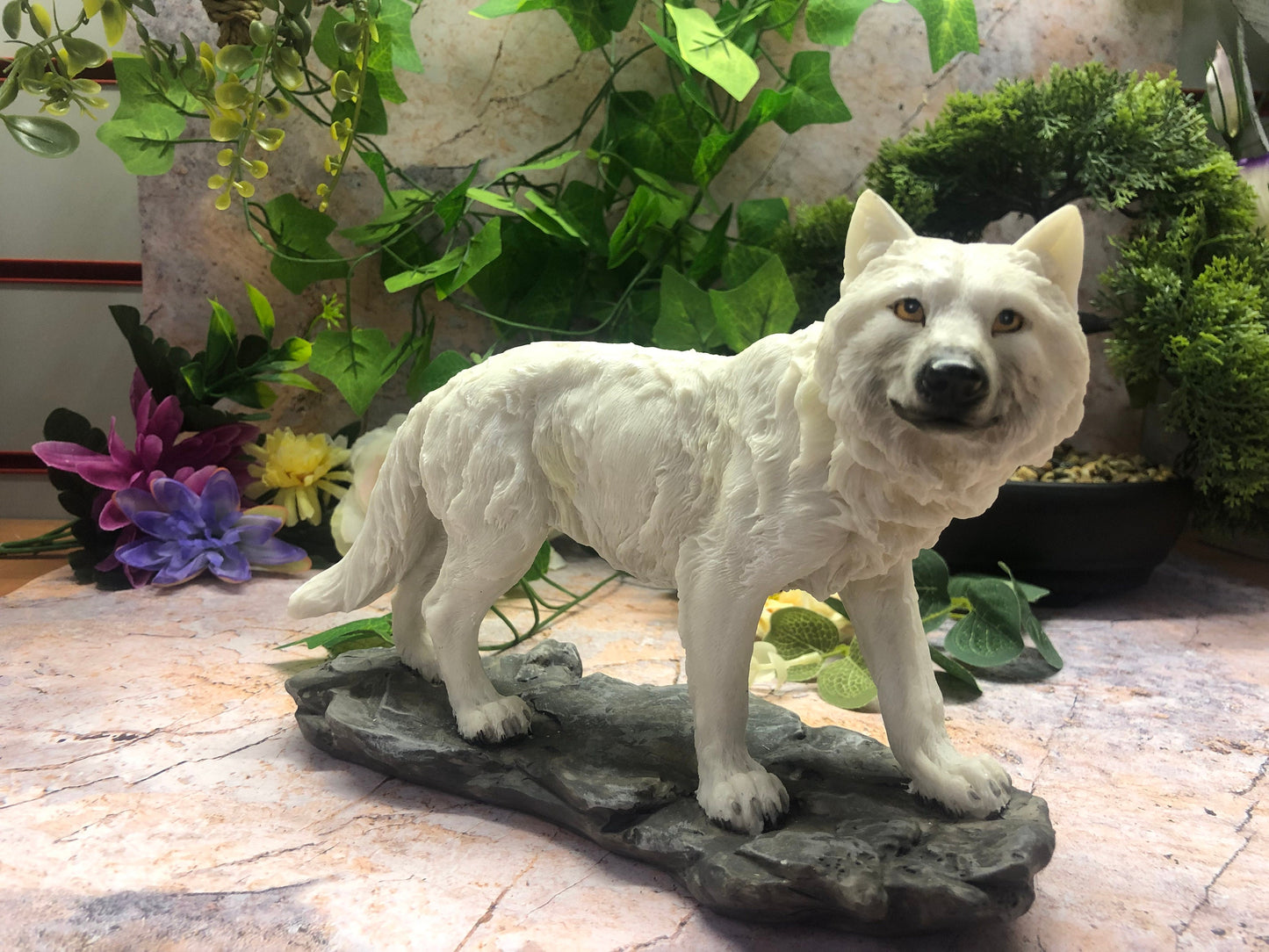 Statue de loup blanc d'hiver Collection d'animaux sauvages Figurine Ornement