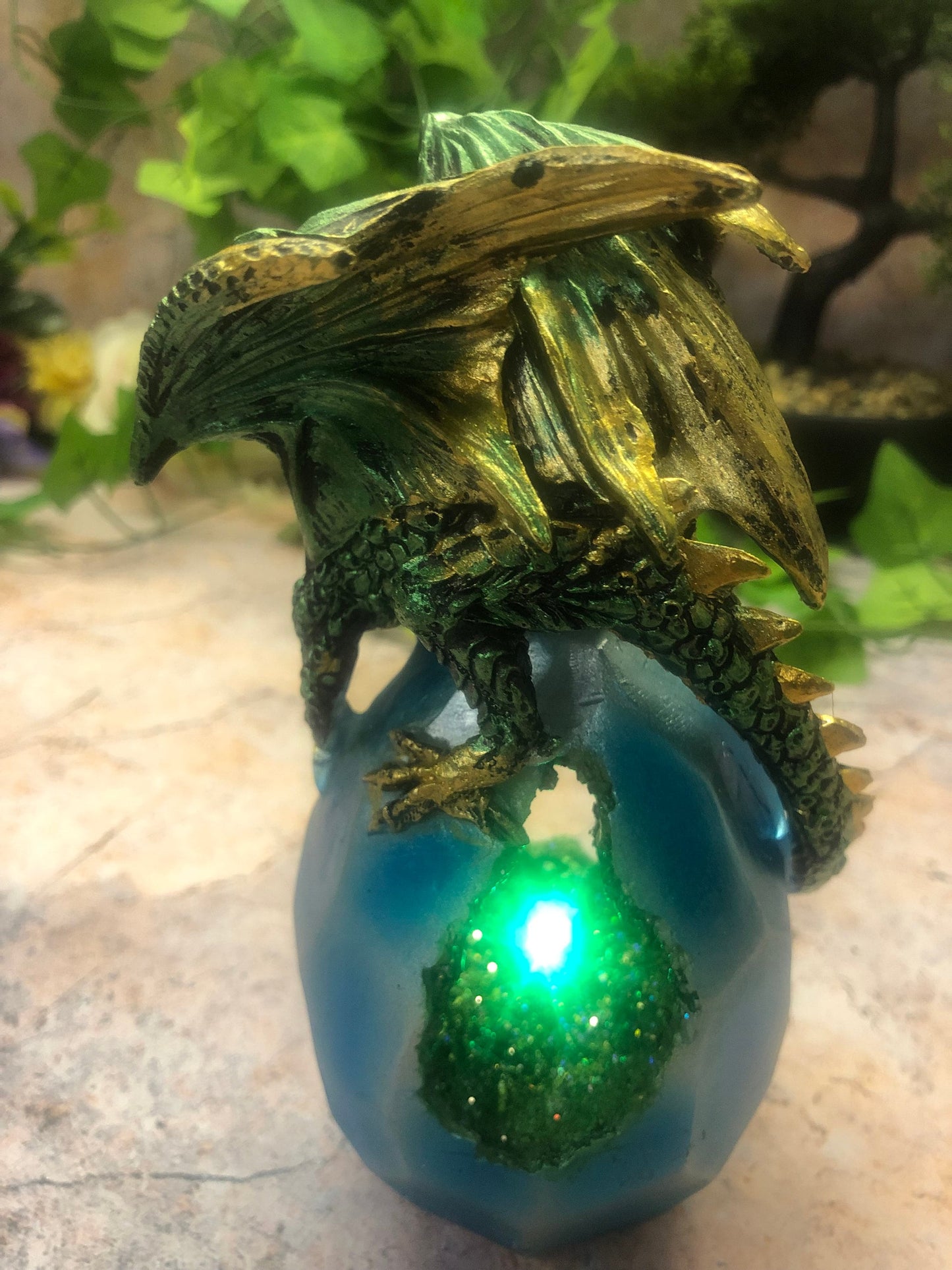 Zauberhafter Drache mit Smaragd-Geoden-Effekt, LED-Fantasy-Skulptur, grüne Statue, mystische Kunstharzkunst, magisches Wesen, mythisches Wohndekor