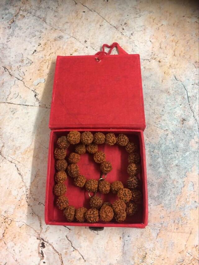 Authentische Rudraksha-Perlenkette in dekorativer roter Geschenkbox - Spirituelle Meditations-Gebetsperlen - Einzigartiges handgefertigtes Geschenk