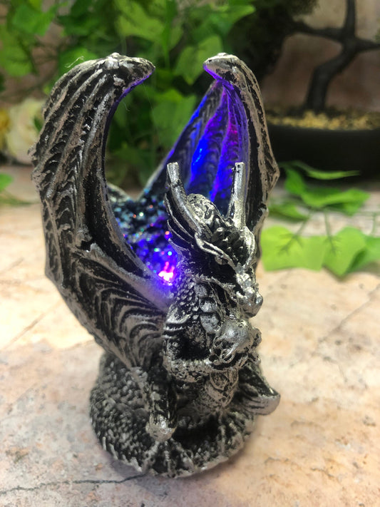 Dragon Gardien avec cristaux lumineux LED Sculpture fantastique Statue mythique Ornement Collection Dragons