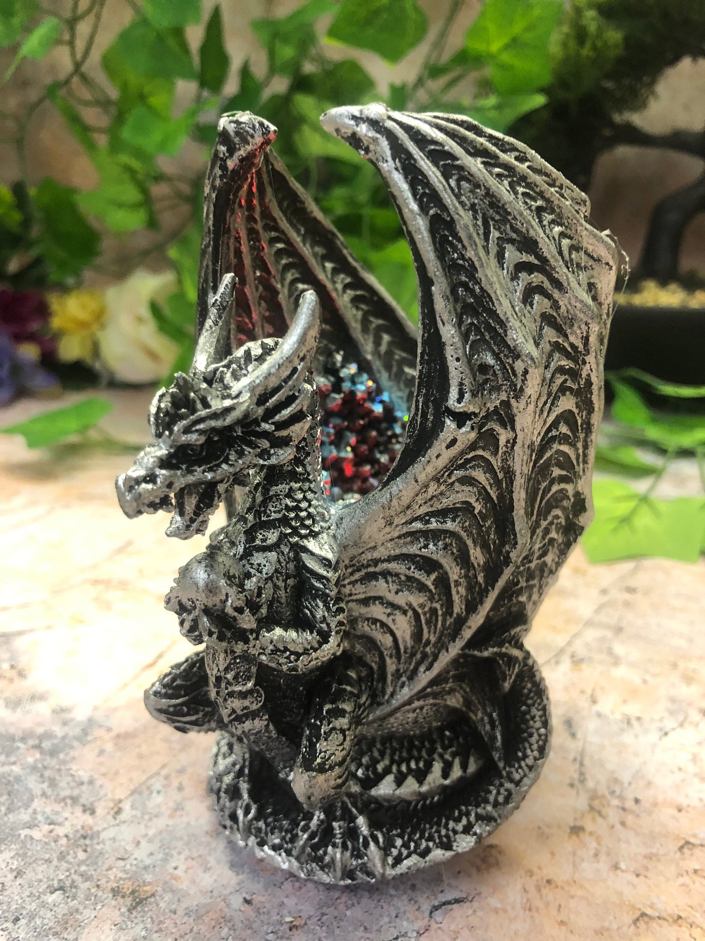 Dragon Gardien avec cristaux lumineux LED Sculpture fantastique Statue mythique Ornement Collection Dragons