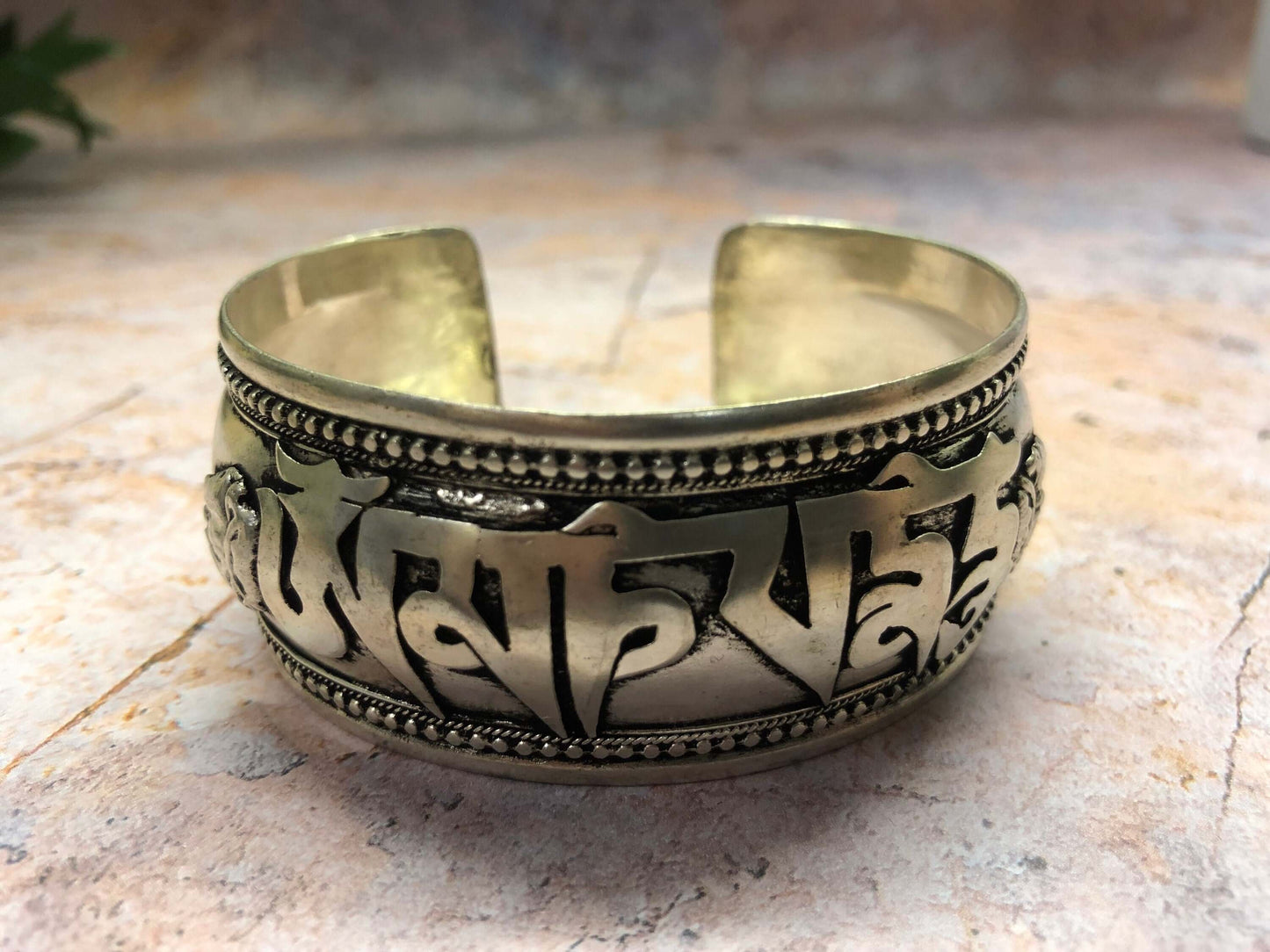 Bracelet de guérison réglable Om à effet antique fabriqué à la main au Tibet