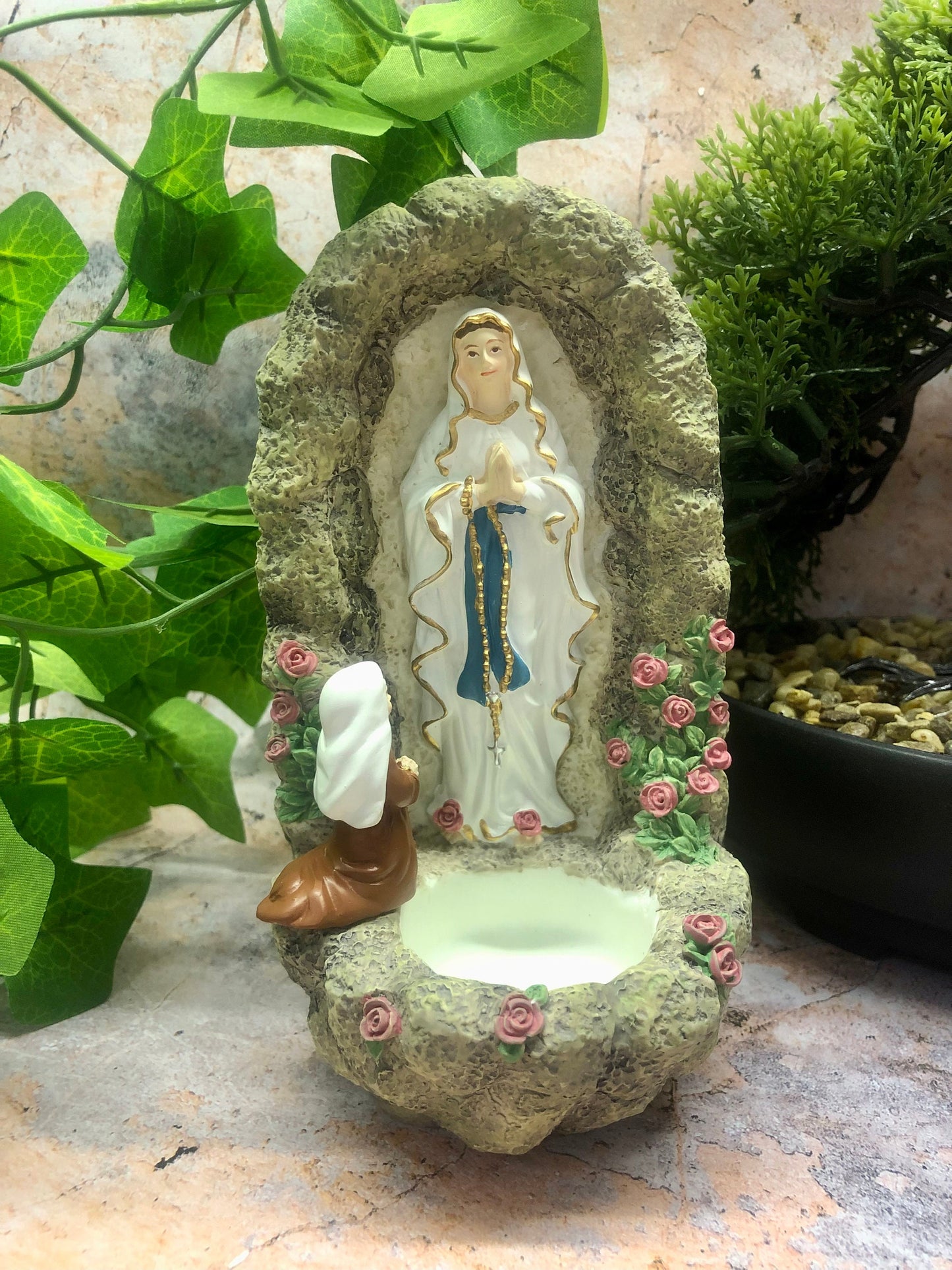 Lourdes Weihwasserbecken „St. Bernadettes Vision unserer Lieben Frau“ – exquisites katholisches Ornament und heiliges religiöses Andenken