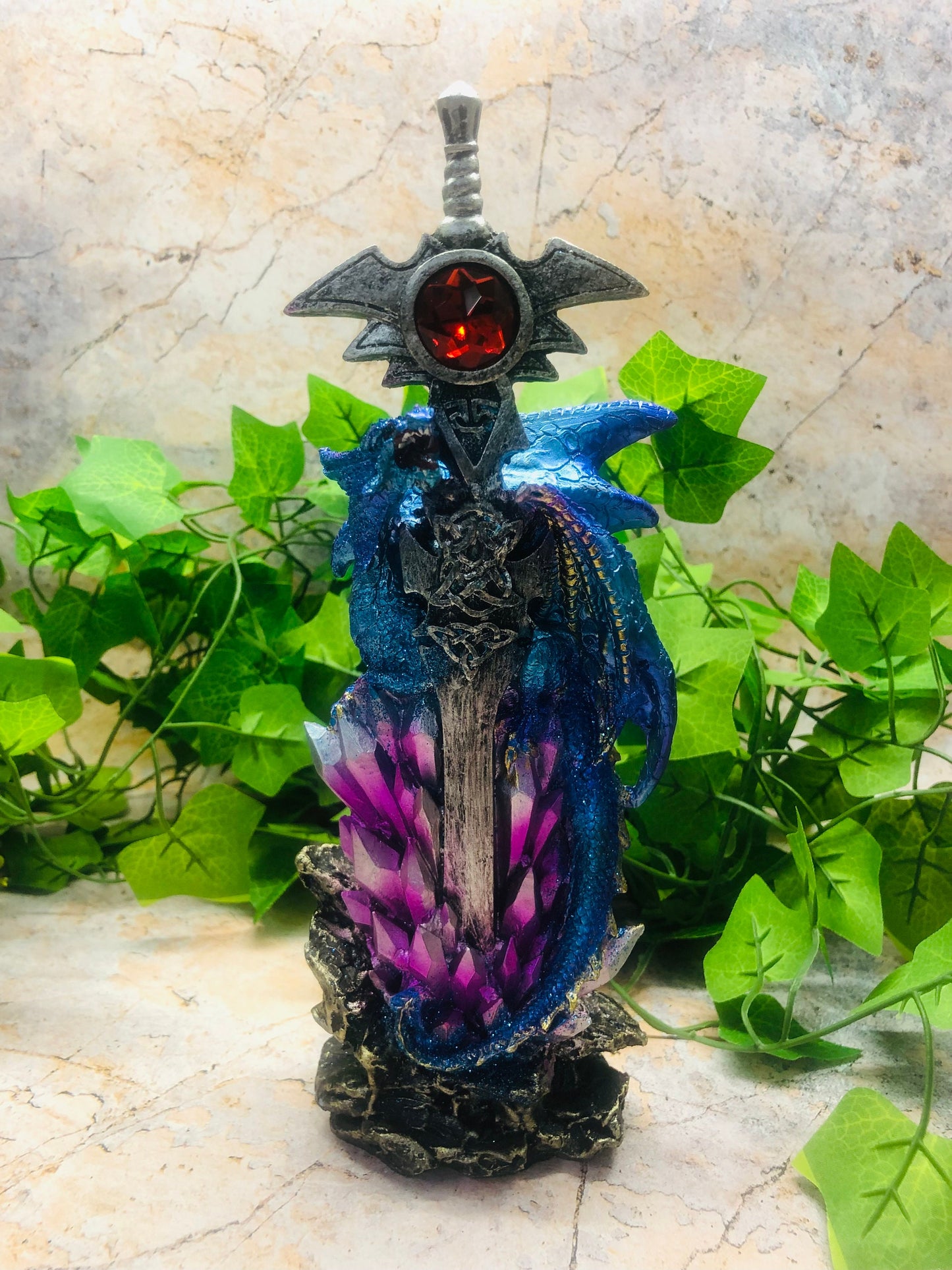 Mystische Wächterdrachenstatue mit Kristallkugel – Fantasyfigur aus Kunstharz, verzauberte dekorative Skulptur mit Juwelenakzent