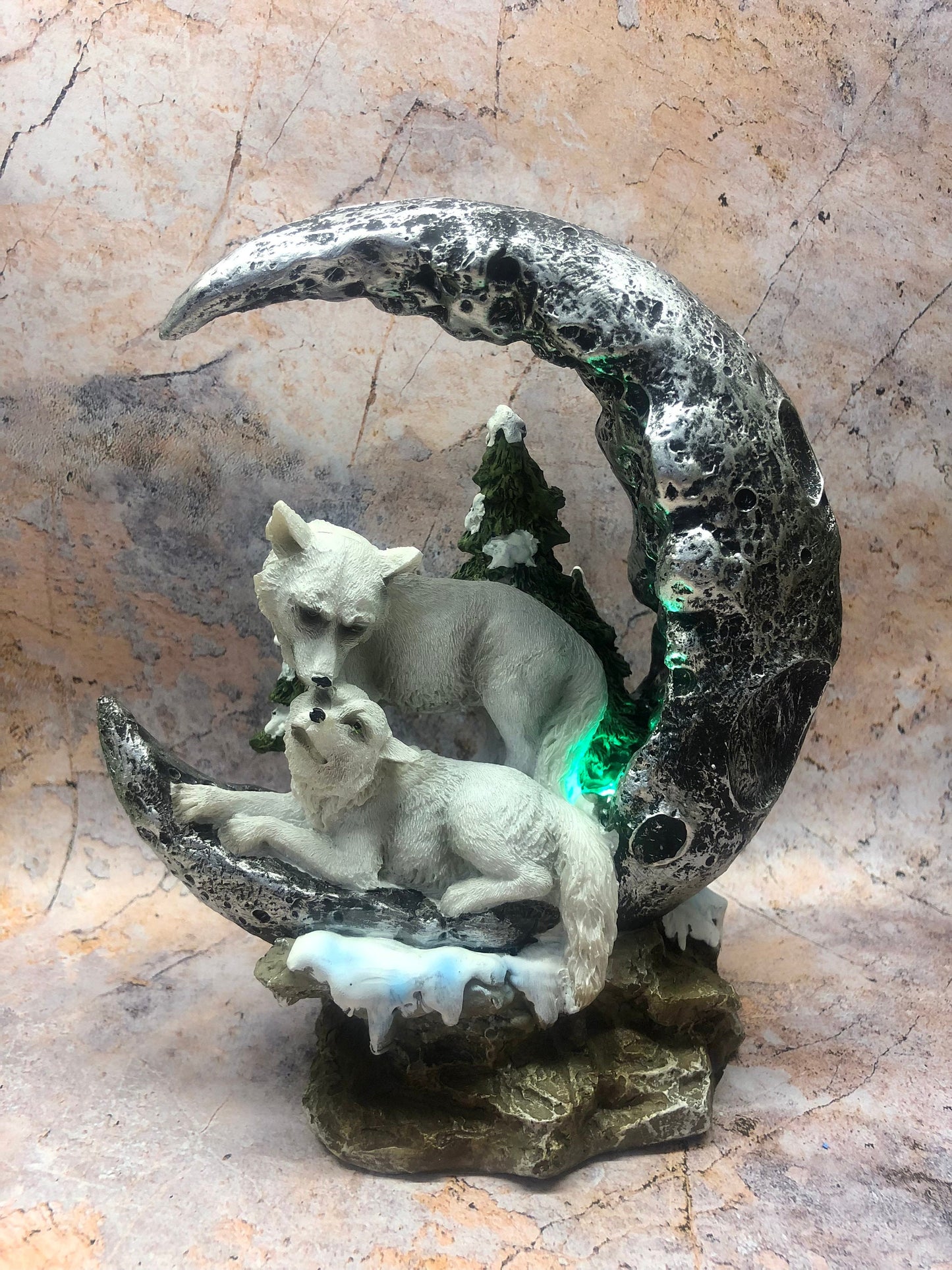 Sculpture de famille de loups en résine lumineuse sur croissant de lune - Cadeau parfait pour les passionnés de loups