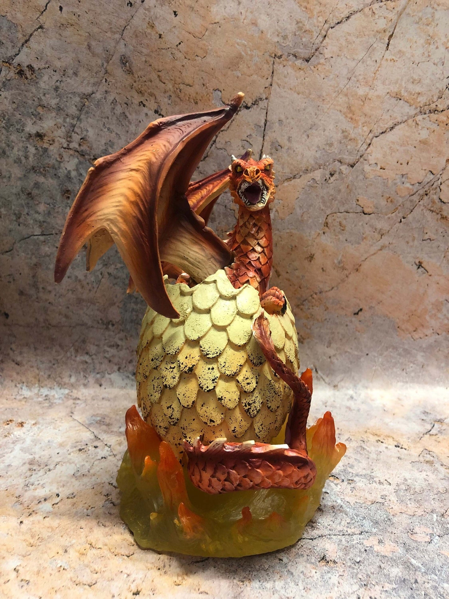 Statue de dragon de flamme émergente - Figurine de dragon majestueuse en résine, décor fantastique, ornement de créature mythique