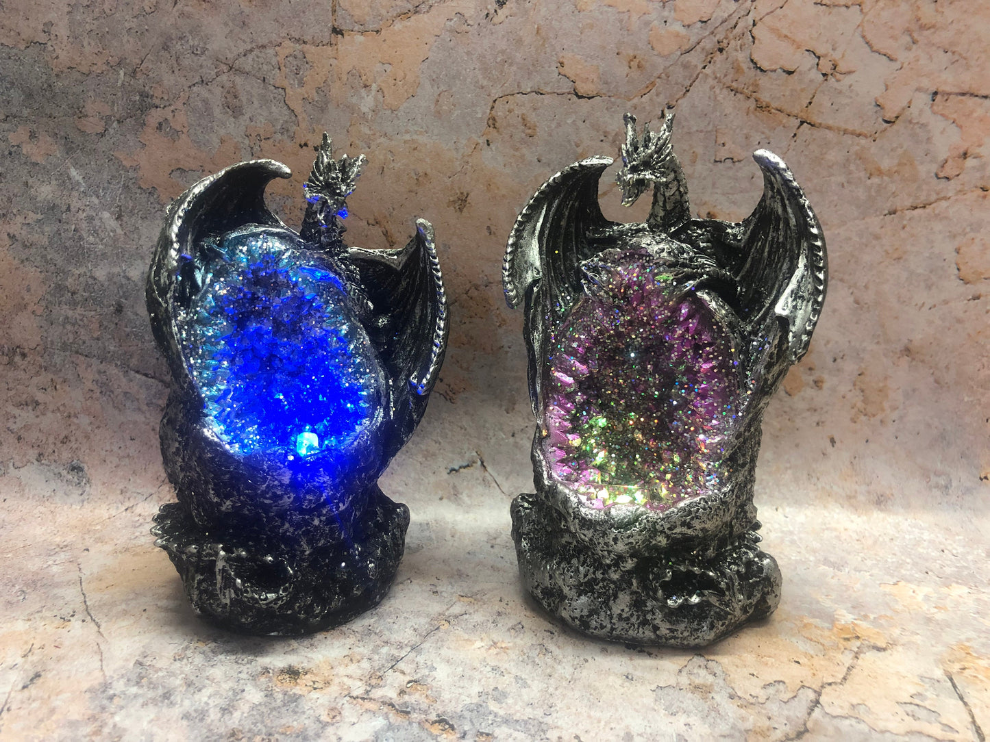 Verzauberte Geode-Drachen-Duo-LED-Lichtstatuen, Mystische Kristallwächterfiguren, Fantasy-Skulpturen, Magisches Dekor, Geschenk für Fantasy-Liebhaber