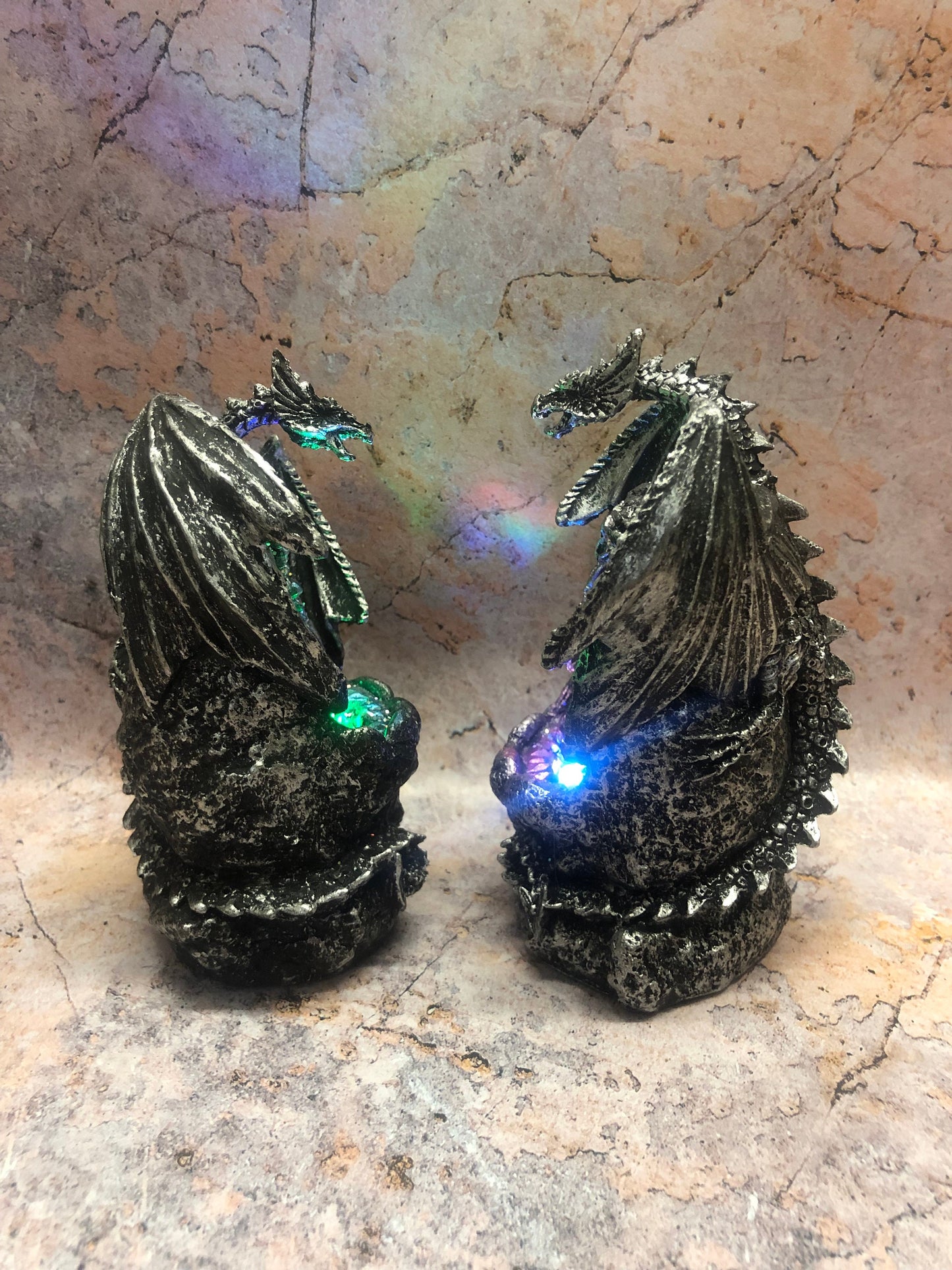 Verzauberte Geode-Drachen-Duo-LED-Lichtstatuen, Mystische Kristallwächterfiguren, Fantasy-Skulpturen, Magisches Dekor, Geschenk für Fantasy-Liebhaber