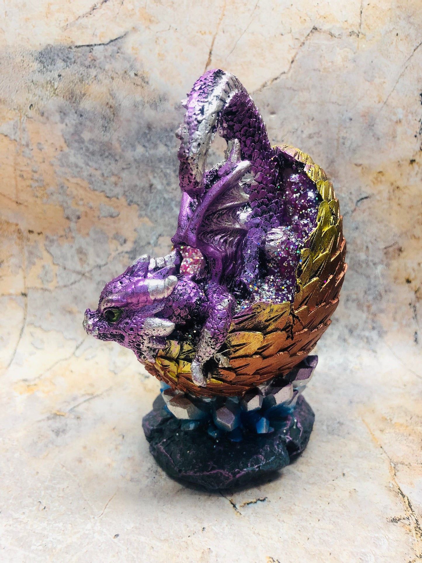 Statue d'œuf au trésor de dragon fantaisiste - Figurine d'art fantastique fabriquée à la main pour les amateurs et collectionneurs de dragons