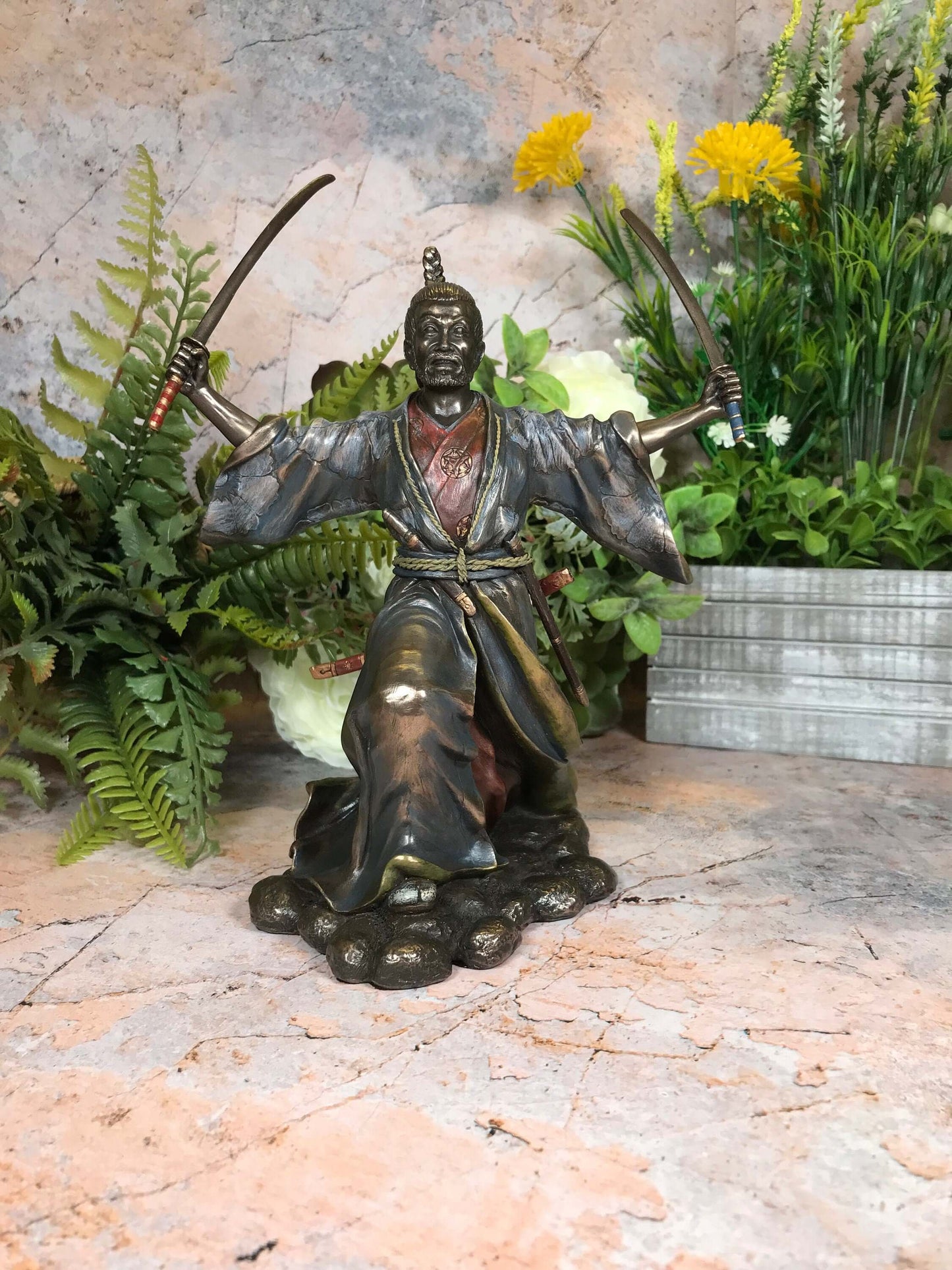 Samurai-Skulptur in Bronzeoptik, japanischer Stil, kämpfende Kriegerstatue