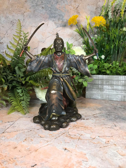 Samurai-Skulptur in Bronzeoptik, japanischer Stil, kämpfende Kriegerstatue