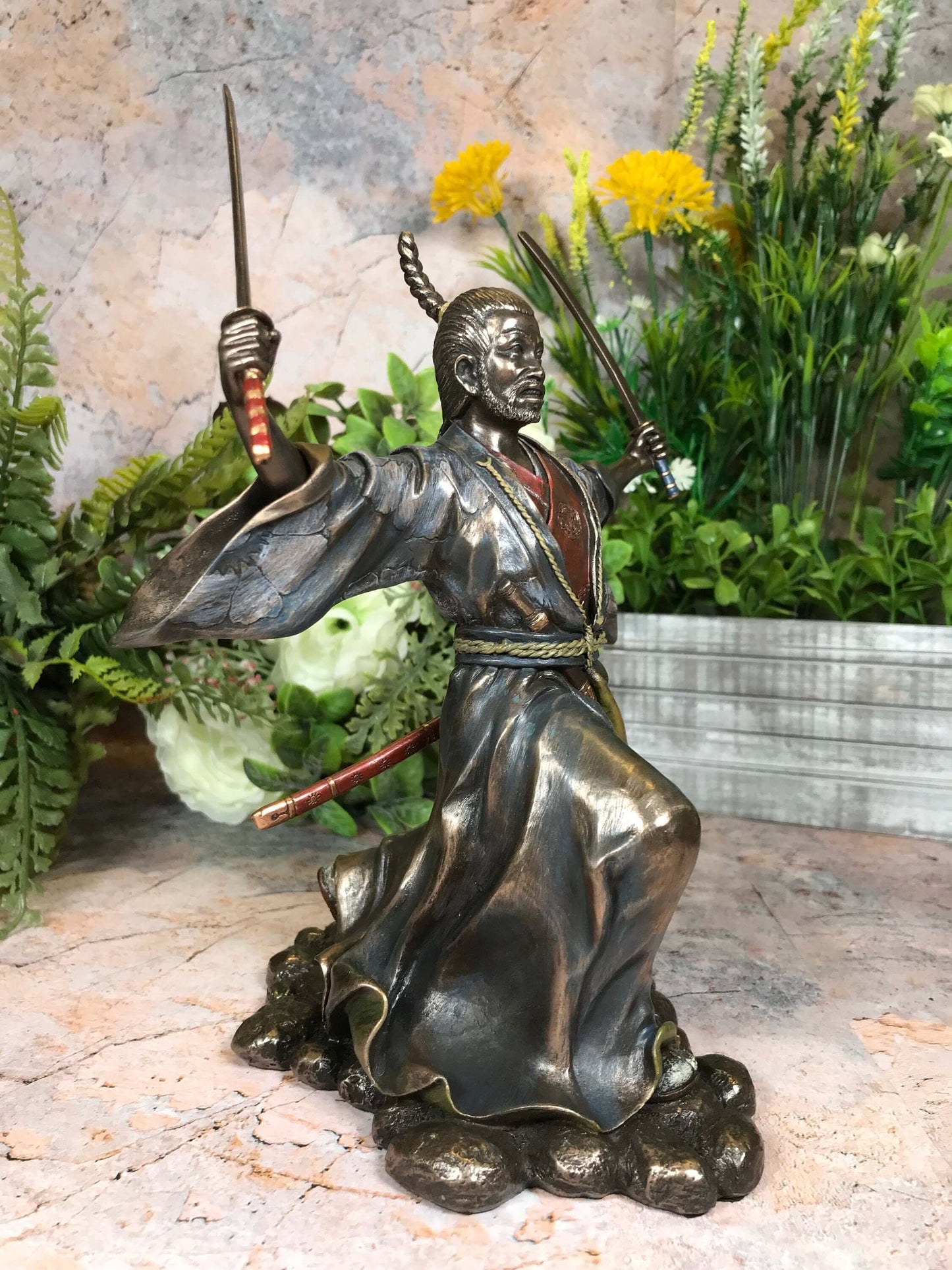 Samurai-Skulptur in Bronzeoptik, japanischer Stil, kämpfende Kriegerstatue