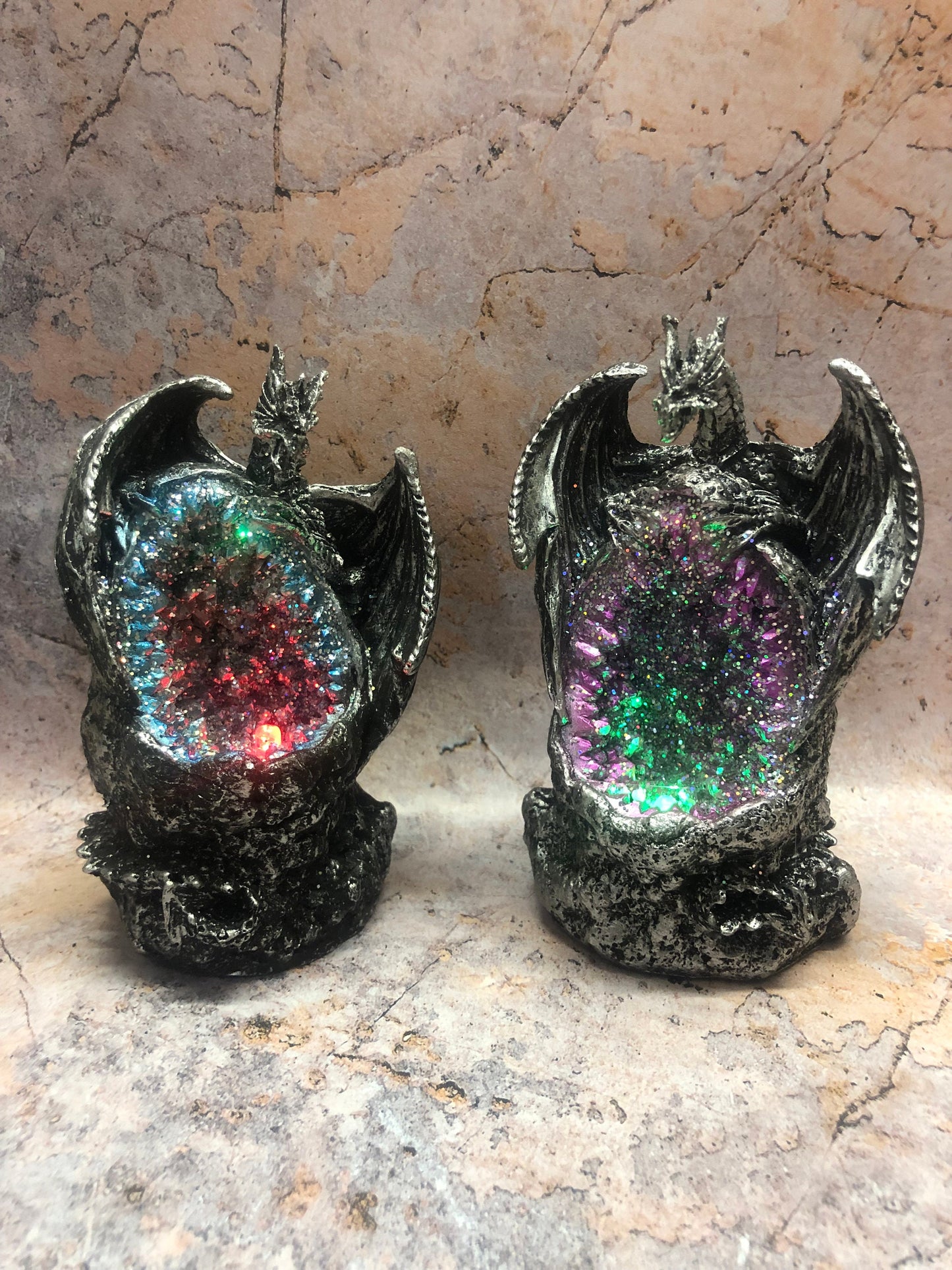 Verzauberte Geode-Drachen-Duo-LED-Lichtstatuen, Mystische Kristallwächterfiguren, Fantasy-Skulpturen, Magisches Dekor, Geschenk für Fantasy-Liebhaber