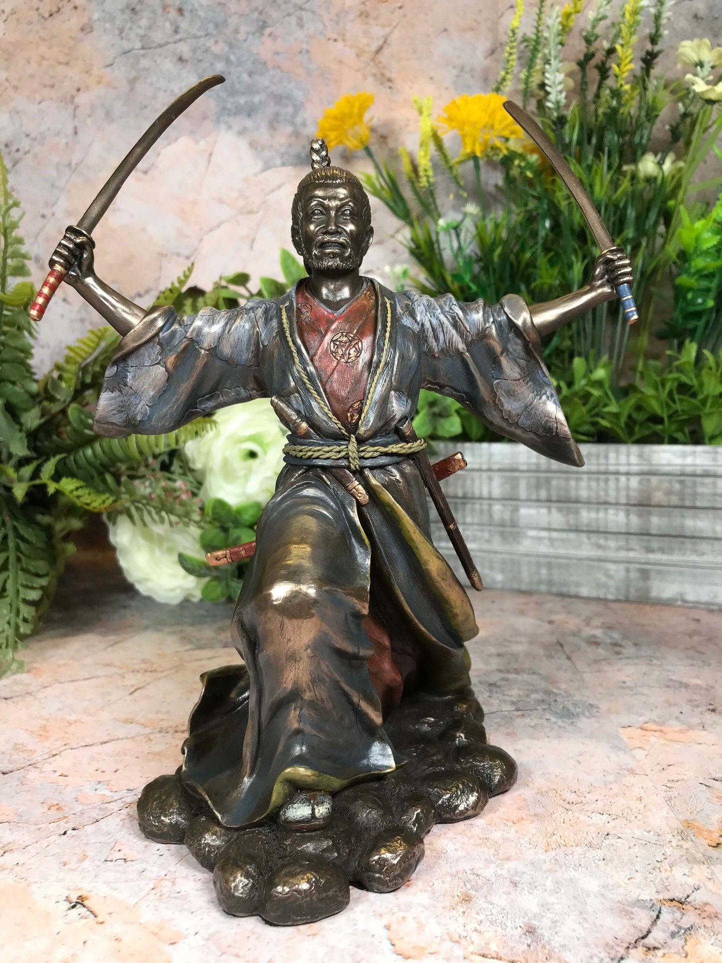 Samurai-Skulptur in Bronzeoptik, japanischer Stil, kämpfende Kriegerstatue