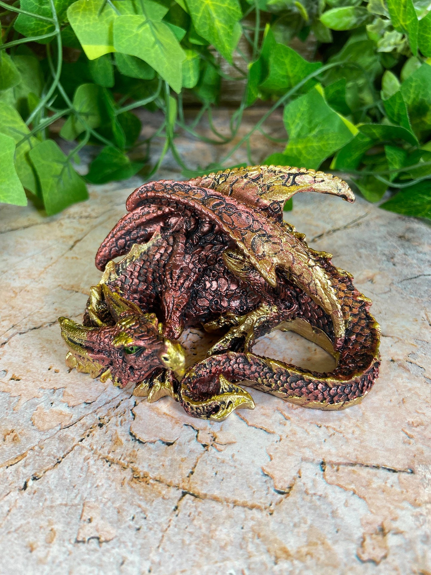 Majestätische rote Drachenskulptur, handgefertigte Kunstharzkunst, 10 cm, Fabelwesen