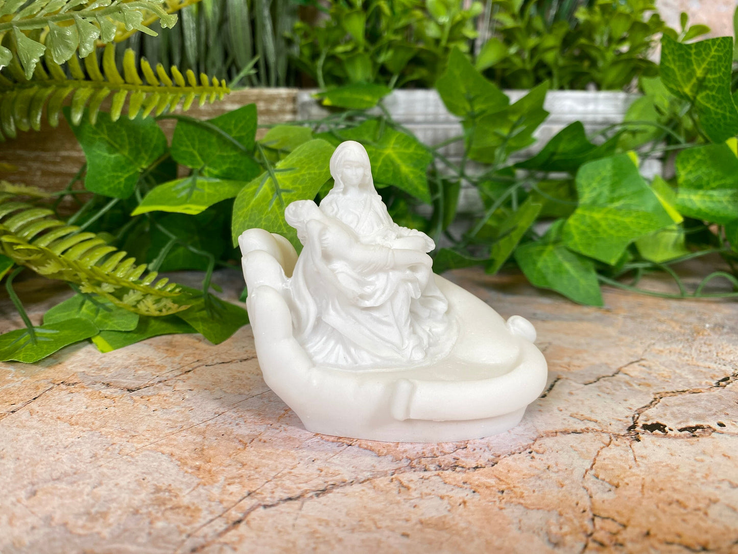 Aufwändige Alabasterstatue „La Pieta“ in schützender Hand – exquisite 7 cm hohe Skulptur