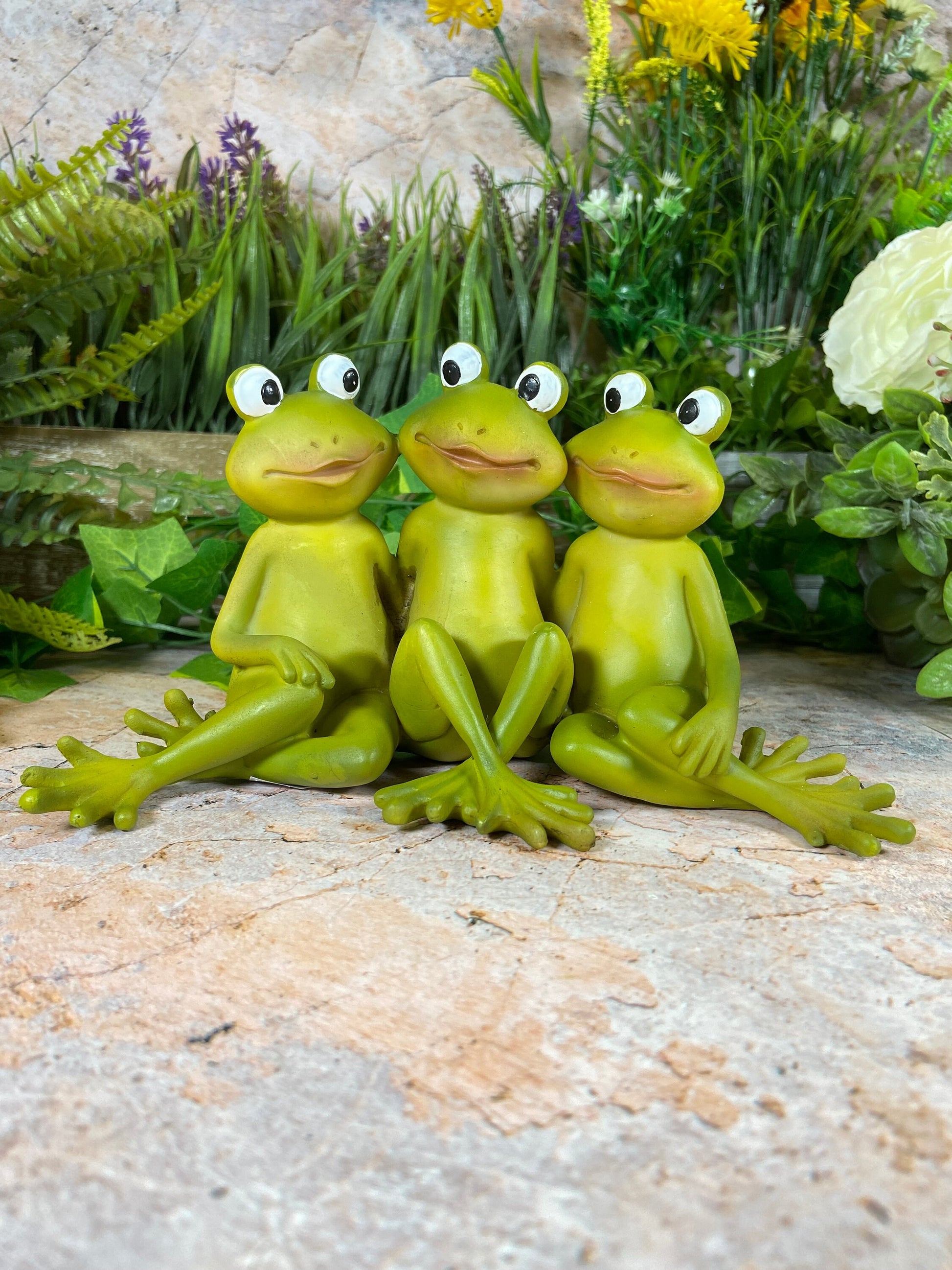 Whimsical Handcrafted Resin Frog Friends Figurine Hilarious Gift Idea Garden Ornament Lawn Decoration 19.5 cm-Osiris Craftworks