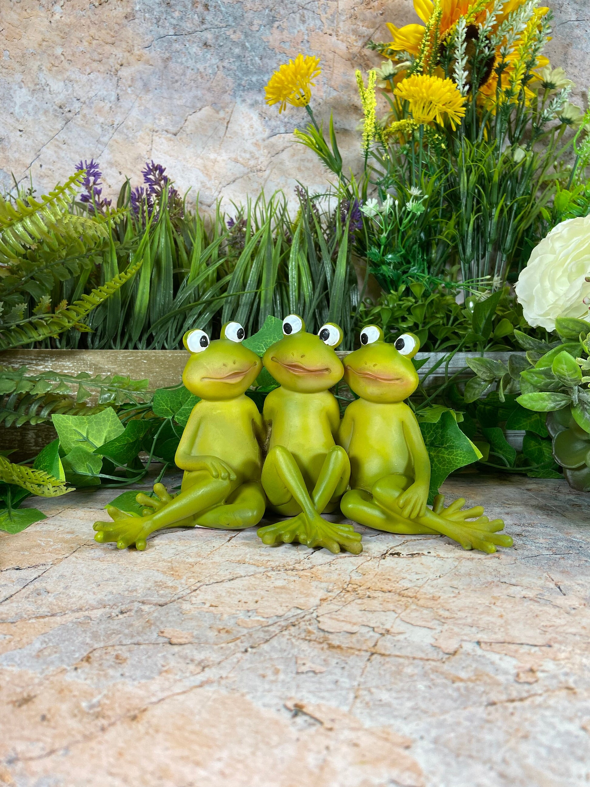 Whimsical Handcrafted Resin Frog Friends Figurine Hilarious Gift Idea Garden Ornament Lawn Decoration 19.5 cm-Osiris Craftworks