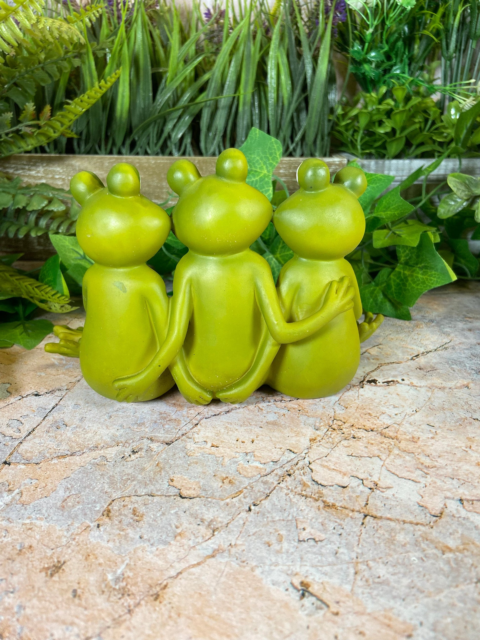 Whimsical Handcrafted Resin Frog Friends Figurine Hilarious Gift Idea Garden Ornament Lawn Decoration 19.5 cm-Osiris Craftworks