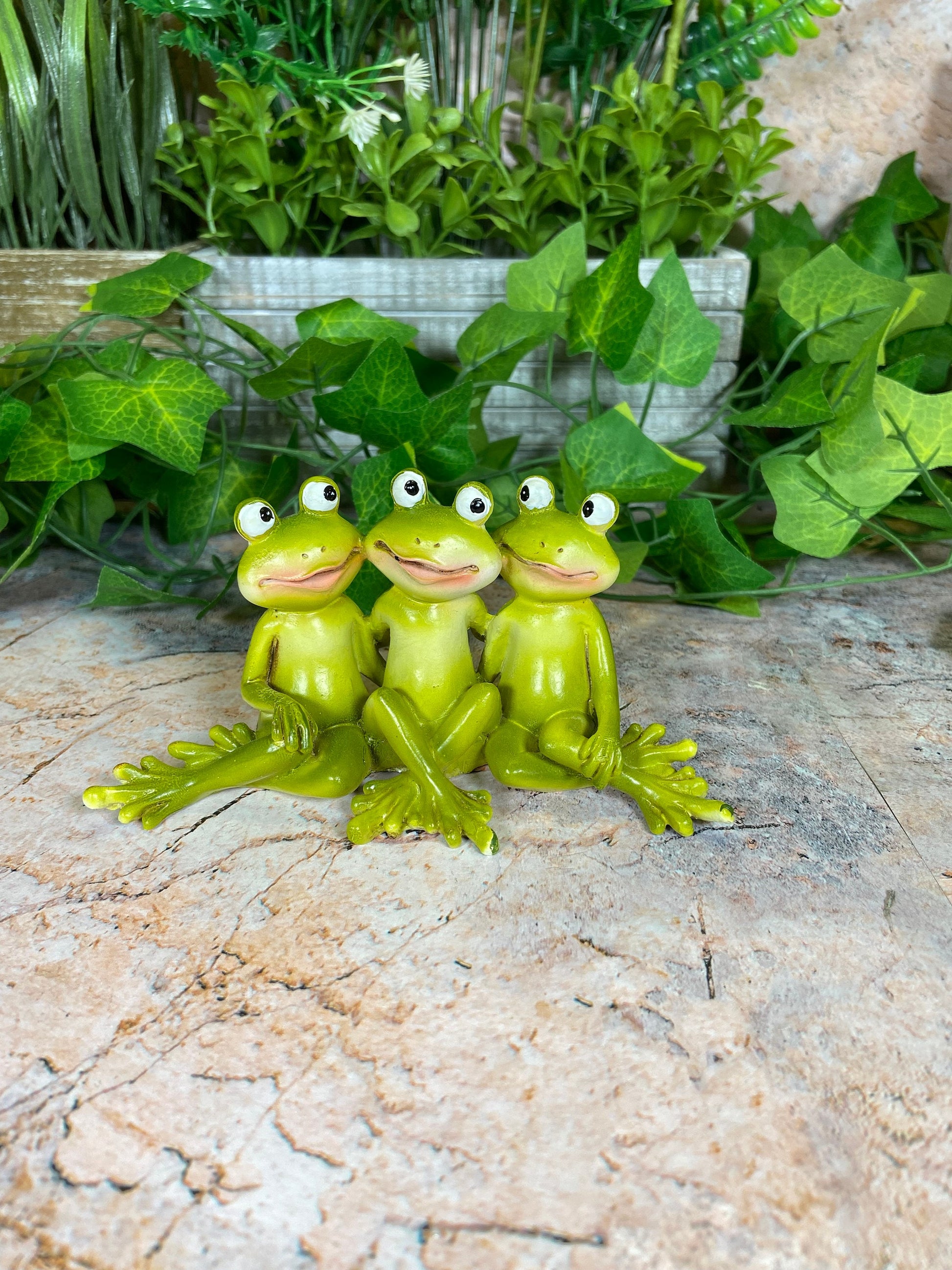 Hilarious Frog Crew Resin Figurine Garden Ornament Lawn Decoration Patio Figure-Osiris Craftworks