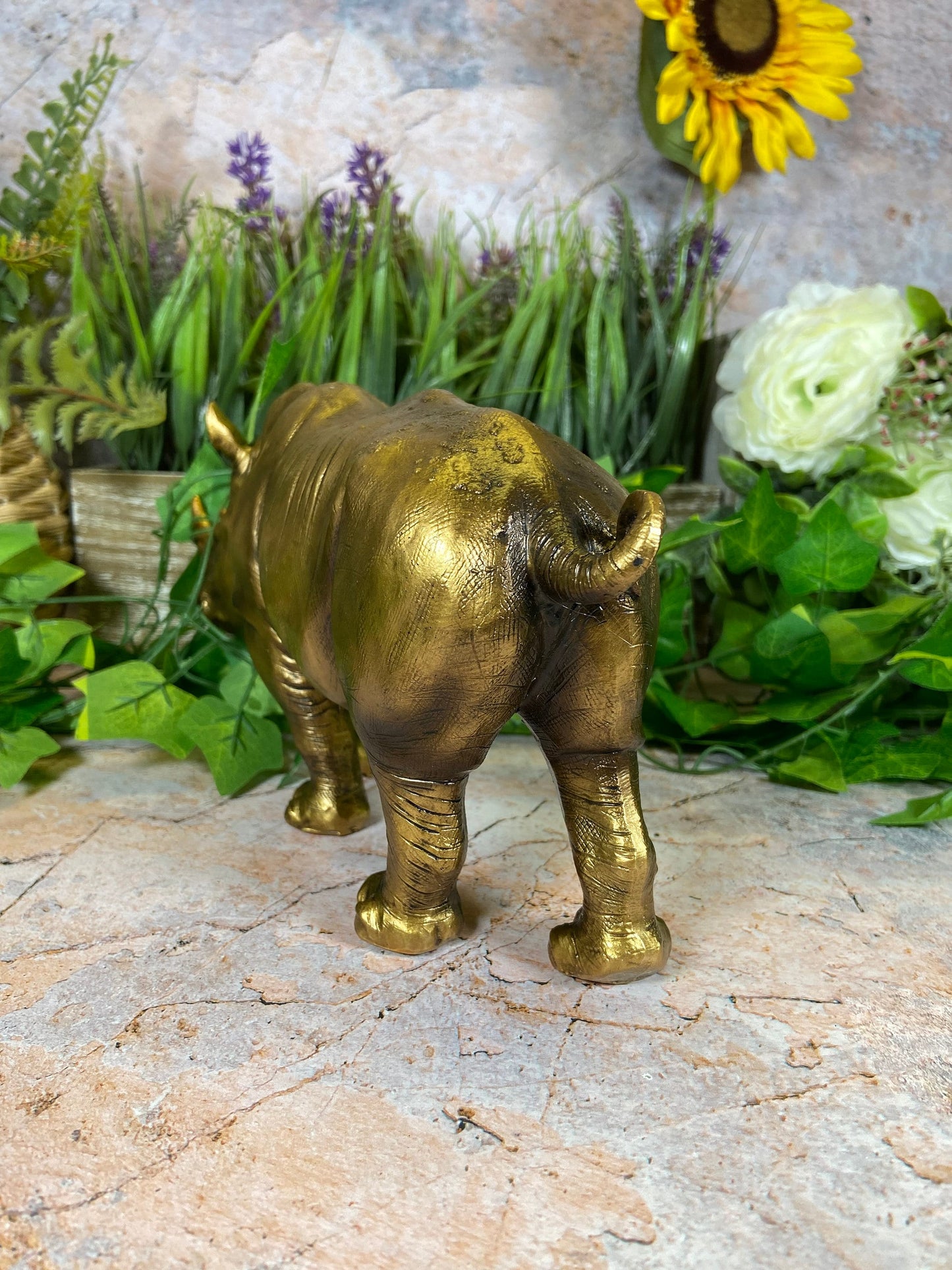 Sculpture captivante de rhinocéros en résine avec un superbe effet doré, décoration idéale pour la maison