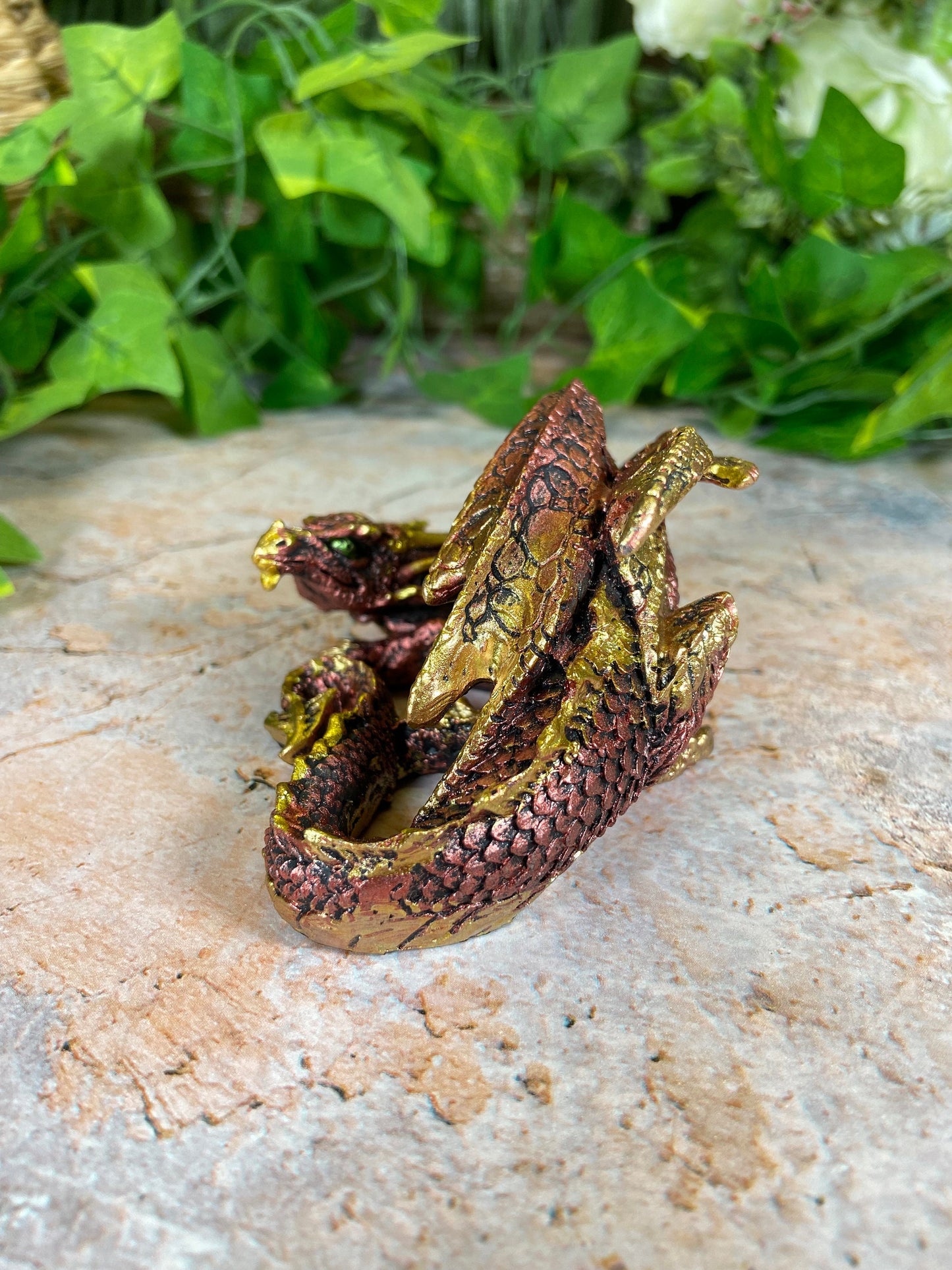 Majestätische rote Drachenskulptur, handgefertigte Kunstharzkunst, 10 cm, Fabelwesen