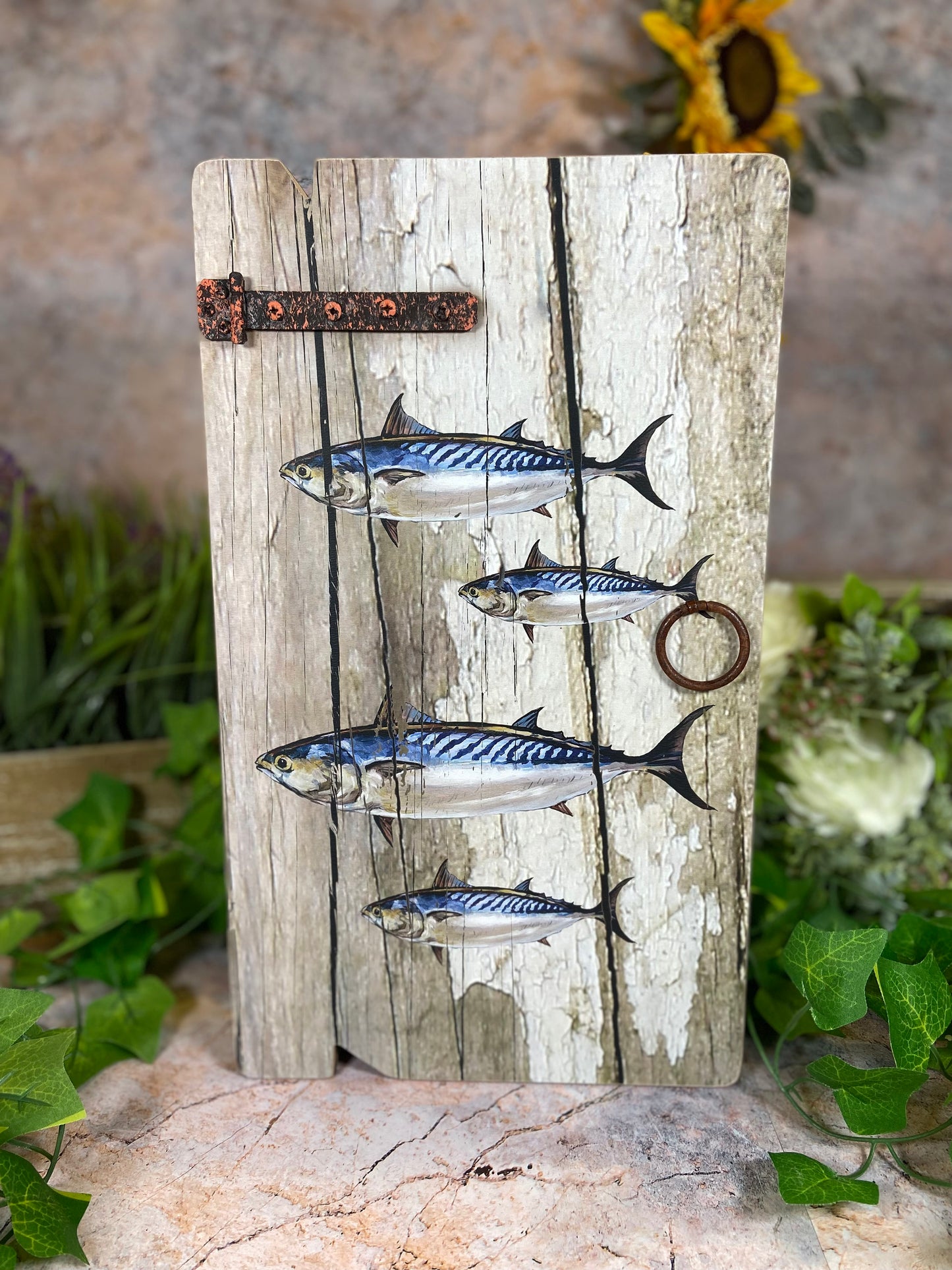 Boîte à clés rustique de style vintage en forme de maquereau, fabriquée à la main à partir de bois et de métal récupérés, cadeau idéal pour une maison de pêcheur, bois flotté recyclé, respectueux de l'environnement