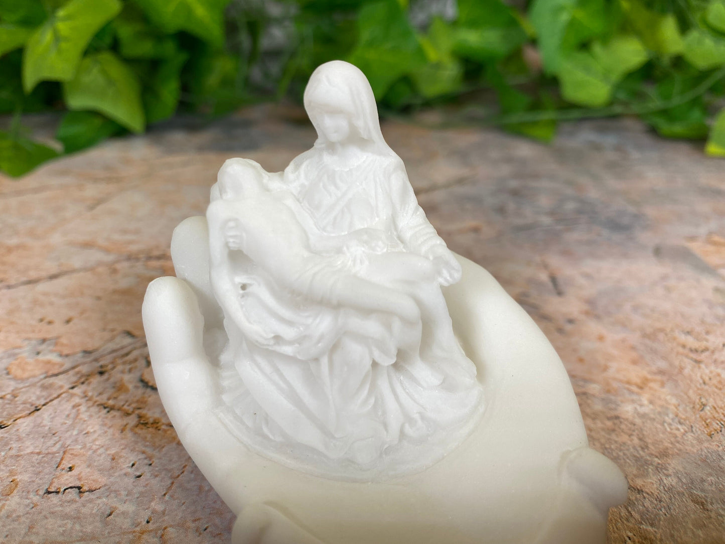 Aufwändige Alabasterstatue „La Pieta“ in schützender Hand – exquisite 7 cm hohe Skulptur