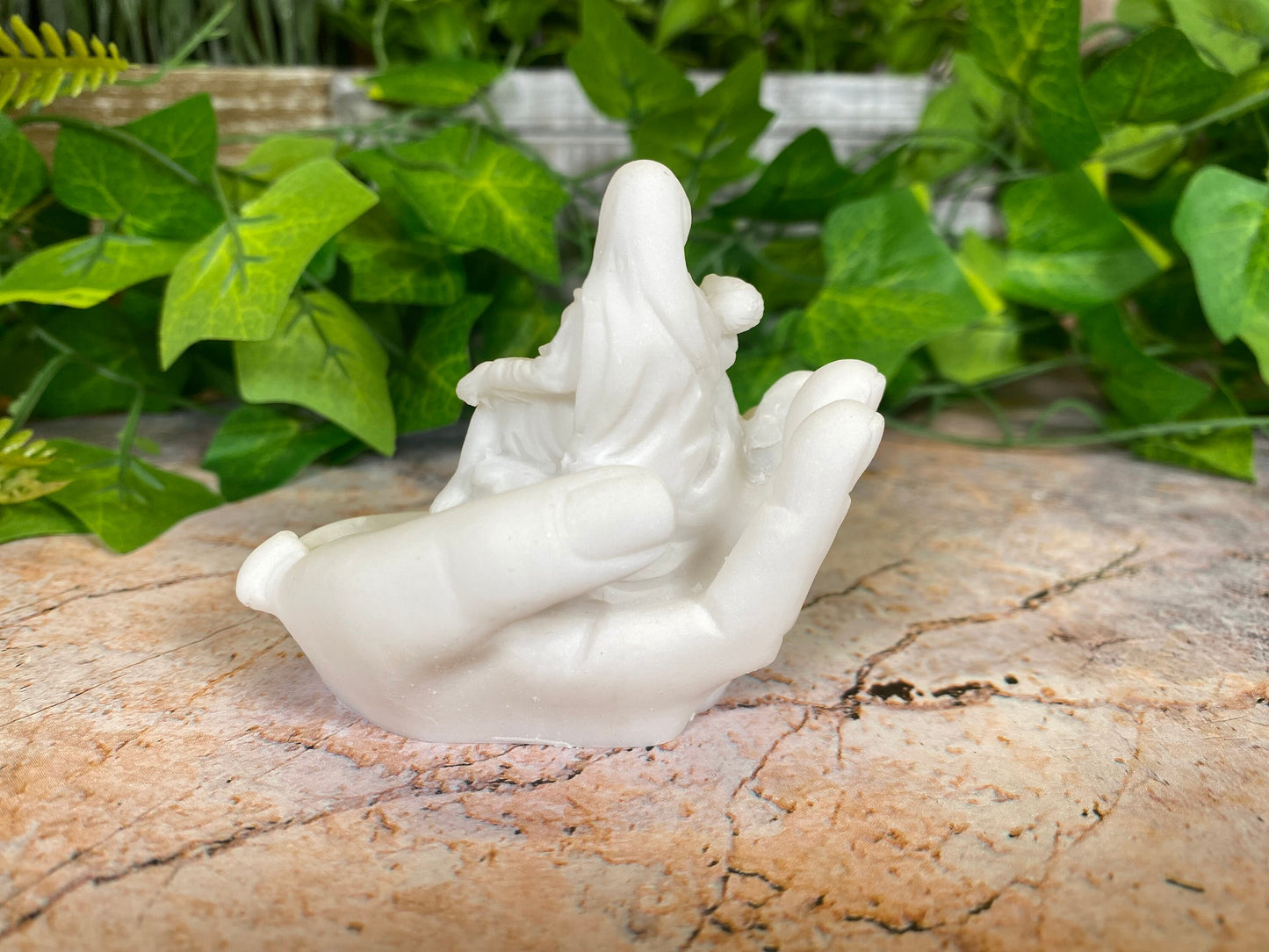 Aufwändige Alabasterstatue „La Pieta“ in schützender Hand – exquisite 7 cm hohe Skulptur