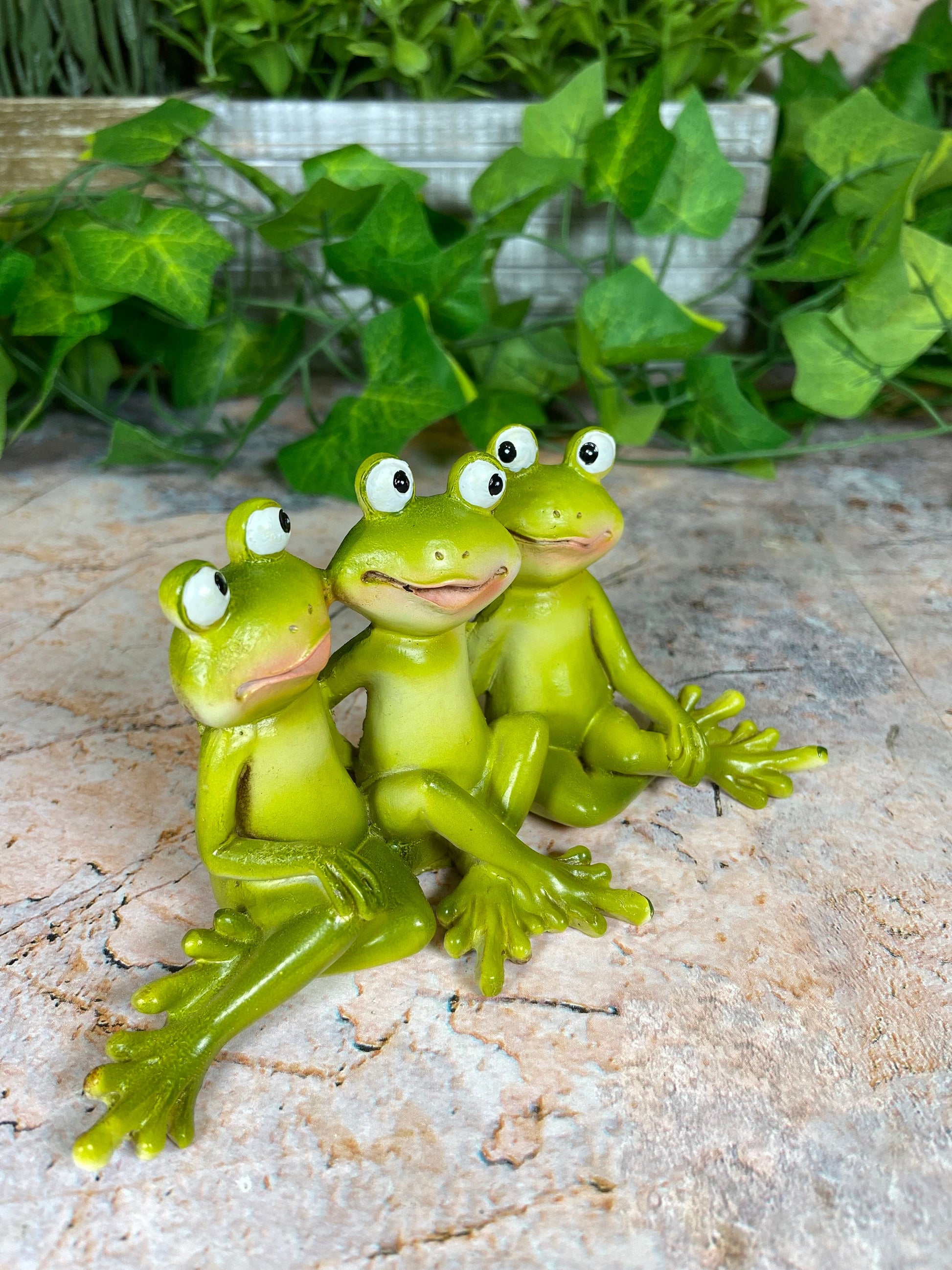 Hilarious Frog Crew Resin Figurine Garden Ornament Lawn Decoration Patio Figure-Osiris Craftworks