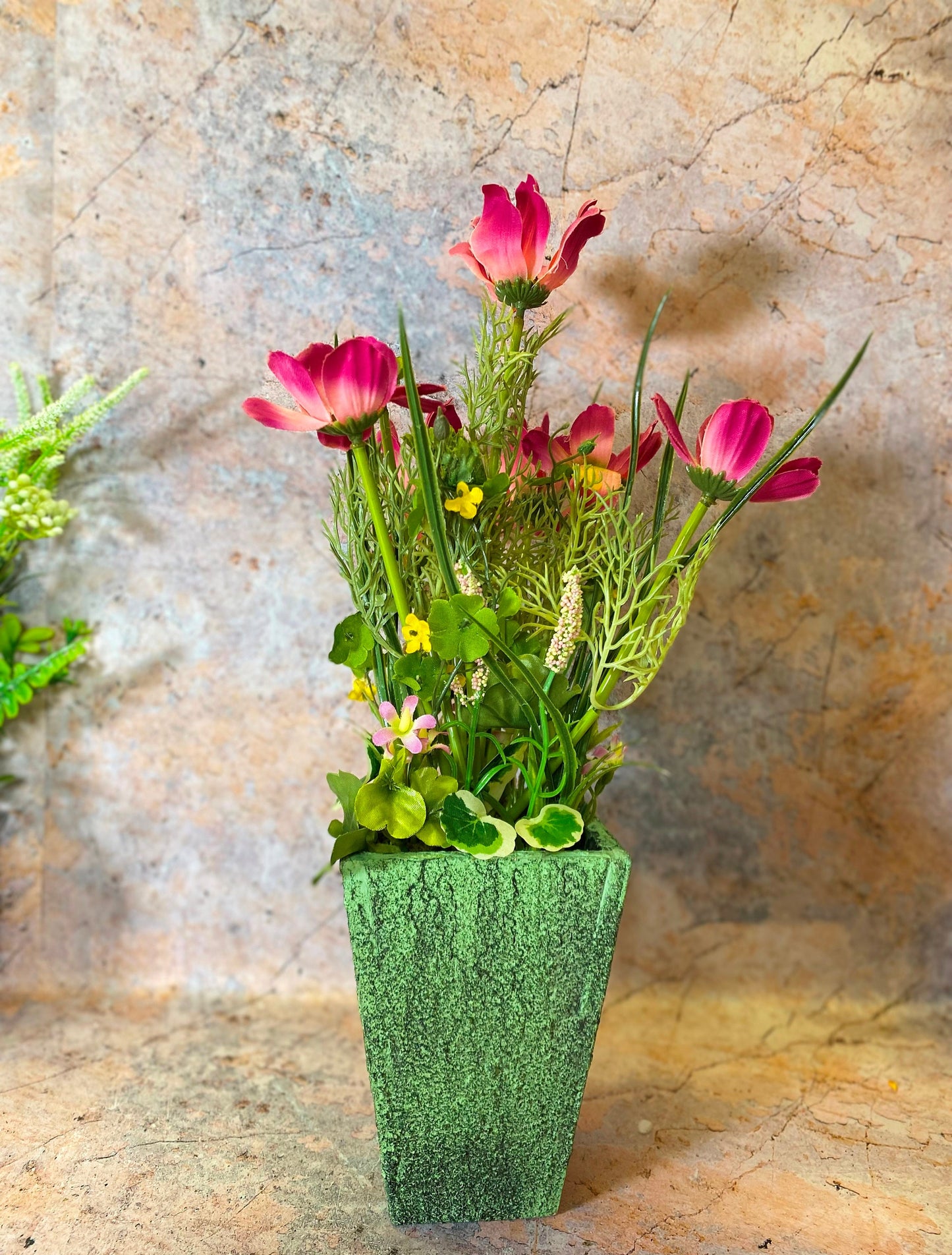 Handgefertigtes, lebendiges, naturgetreues Blumenarrangement in rotem Blumentopf, künstliche Blumen und Pflanzen, 40 cm hoch