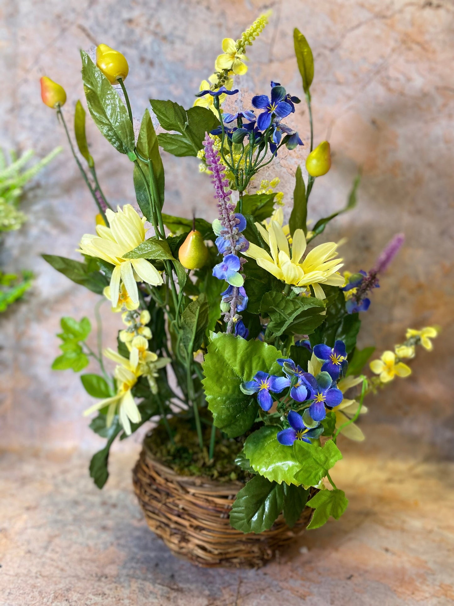 Fleurs artificielles exquises fabriquées à la main dans un panier en osier - 40 cm de haut - Décoration d'intérieur pour présentoir de fleurs et de plantes