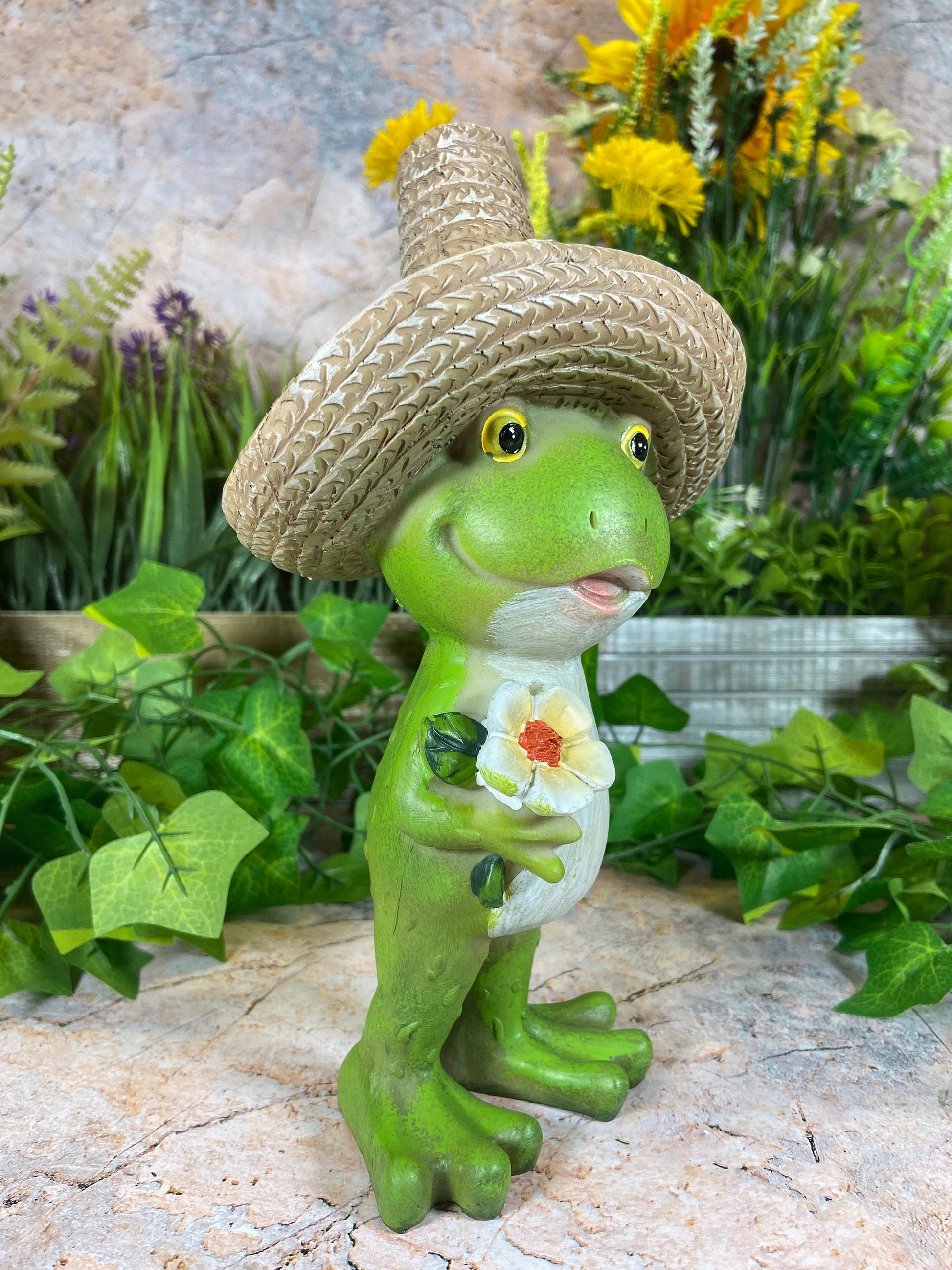 Cheerful Frog Statue with Sombrero: Colourful 21.5 cm Resin Ornament for Fun-Loving Garden Enthusiasts-Osiris Craftworks