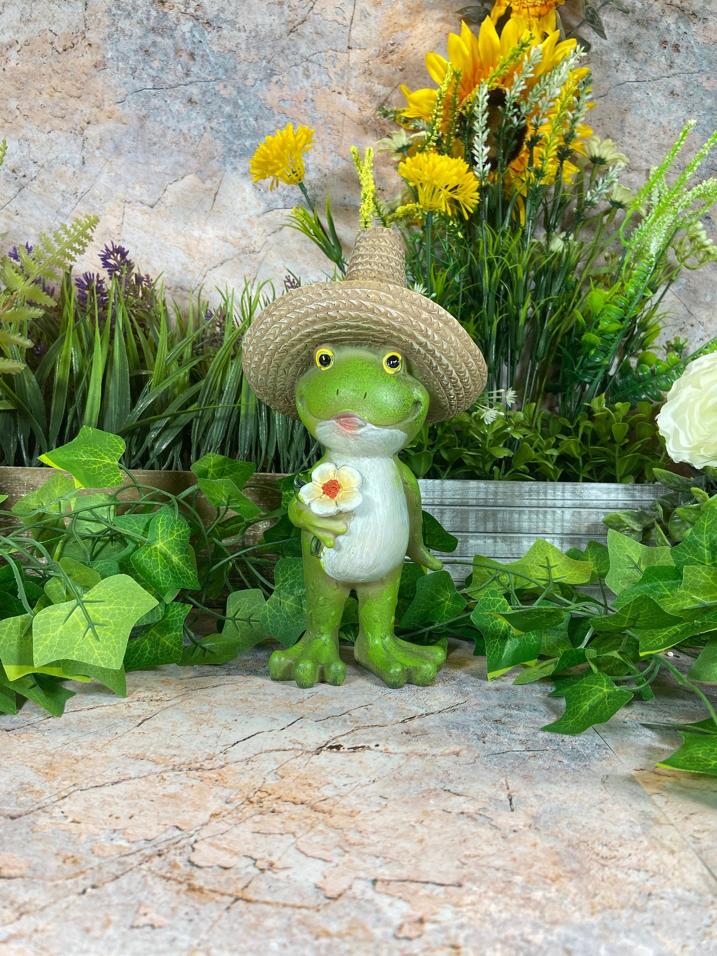 Cheerful Frog Statue with Sombrero: Colourful 21.5 cm Resin Ornament for Fun-Loving Garden Enthusiasts-Osiris Craftworks