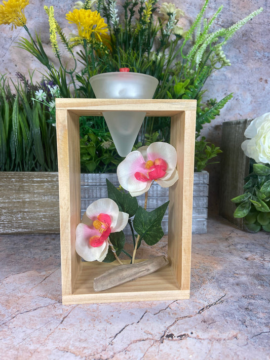 Elegantes Orchideen-Kunstblumenarrangement mit Kerzenhalter aus Holz – 19 cm hoch – Weiß