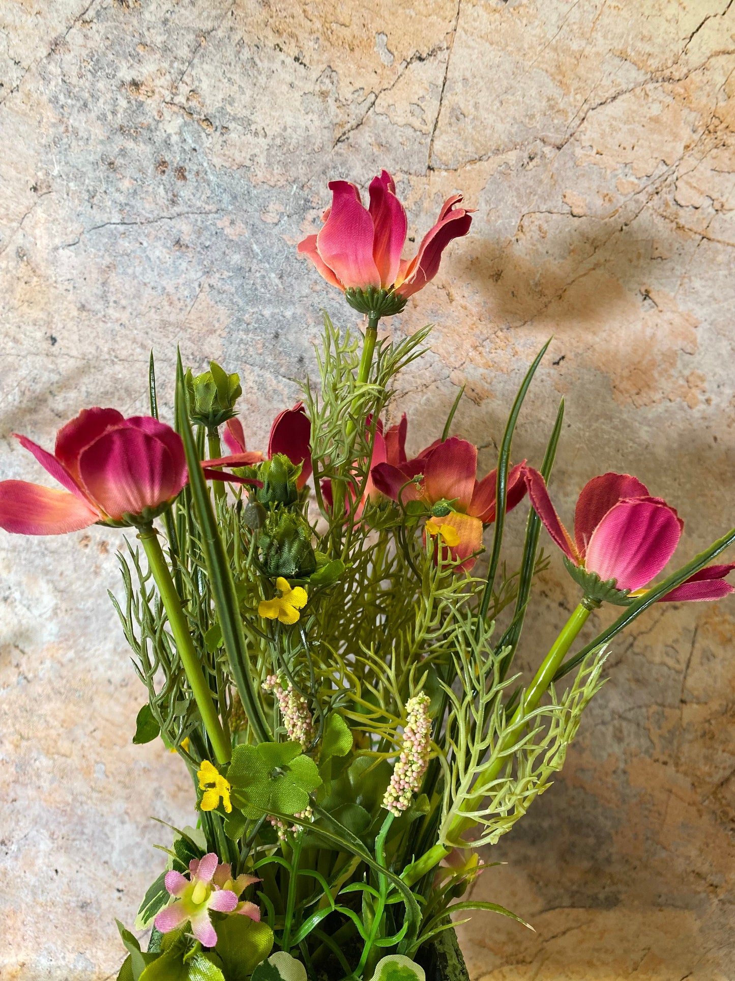 Handgefertigtes, lebendiges, naturgetreues Blumenarrangement in rotem Blumentopf, künstliche Blumen und Pflanzen, 40 cm hoch