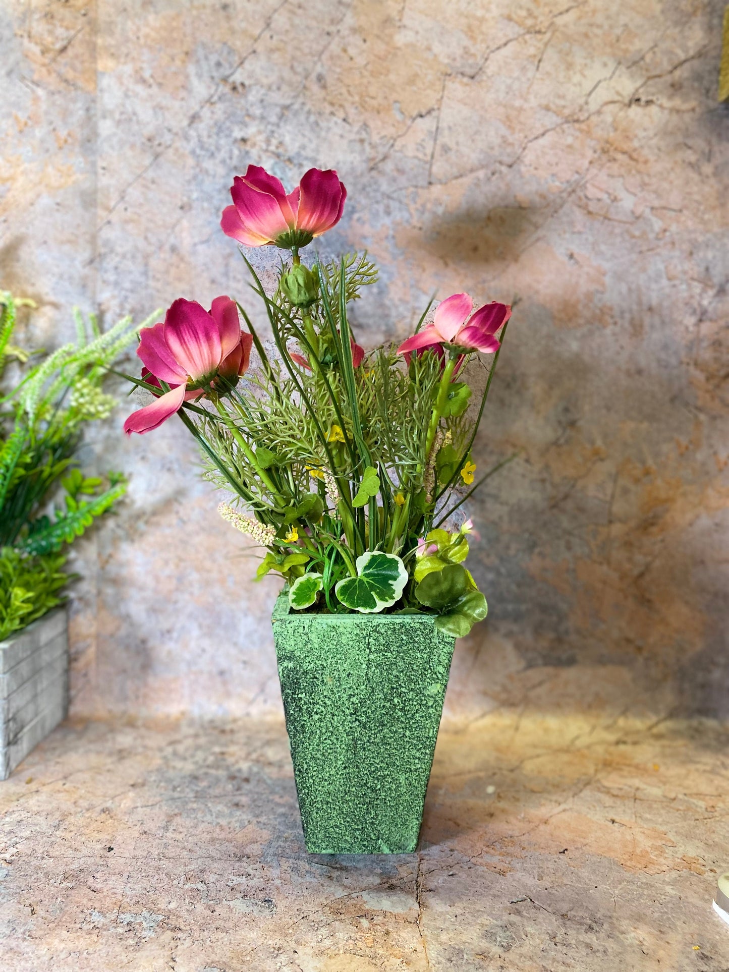 Arrangement floral rouge réaliste et vibrant fabriqué à la main dans un pot de fleurs artisanal Arrangement de fleurs et de plantes artificielles de 40 cm de haut