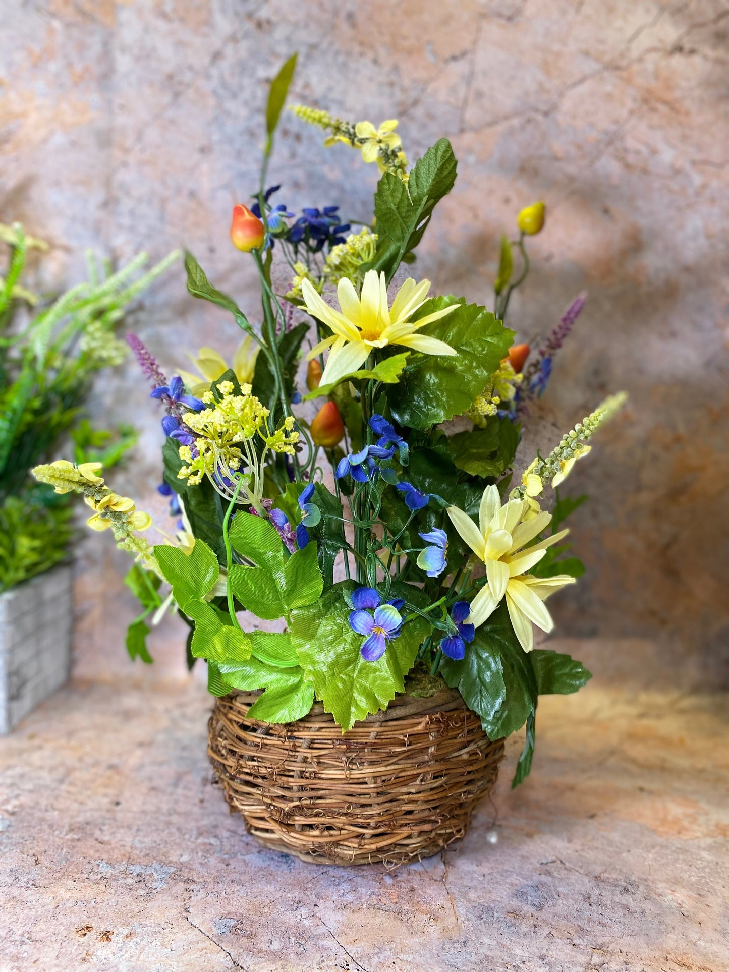 Exquisite handgefertigte Kunstblumen im Weidenkorb – 40 cm hohe Blumen- und Pflanzendekoration für Zuhause