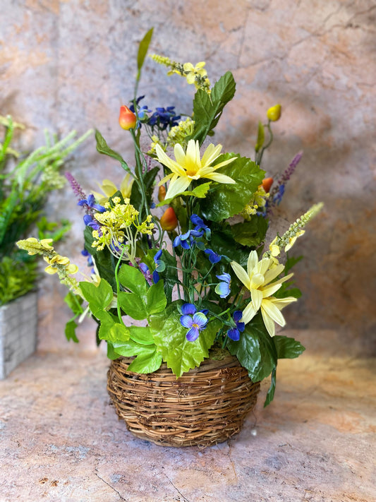 Fleurs artificielles exquises fabriquées à la main dans un panier en osier - 40 cm de haut - Décoration d'intérieur pour présentoir de fleurs et de plantes