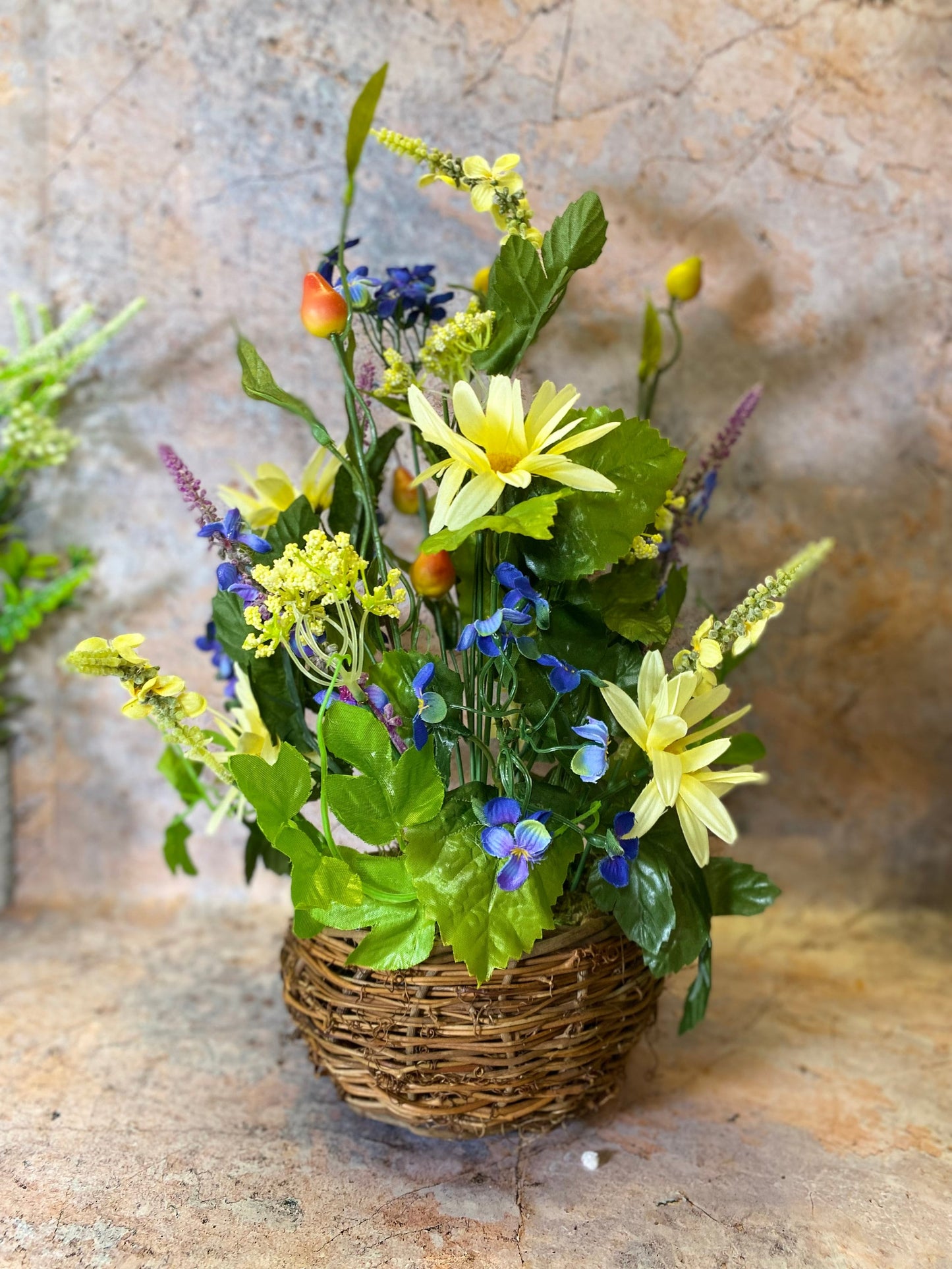 Fleurs artificielles exquises fabriquées à la main dans un panier en osier - 40 cm de haut - Décoration d'intérieur pour présentoir de fleurs et de plantes