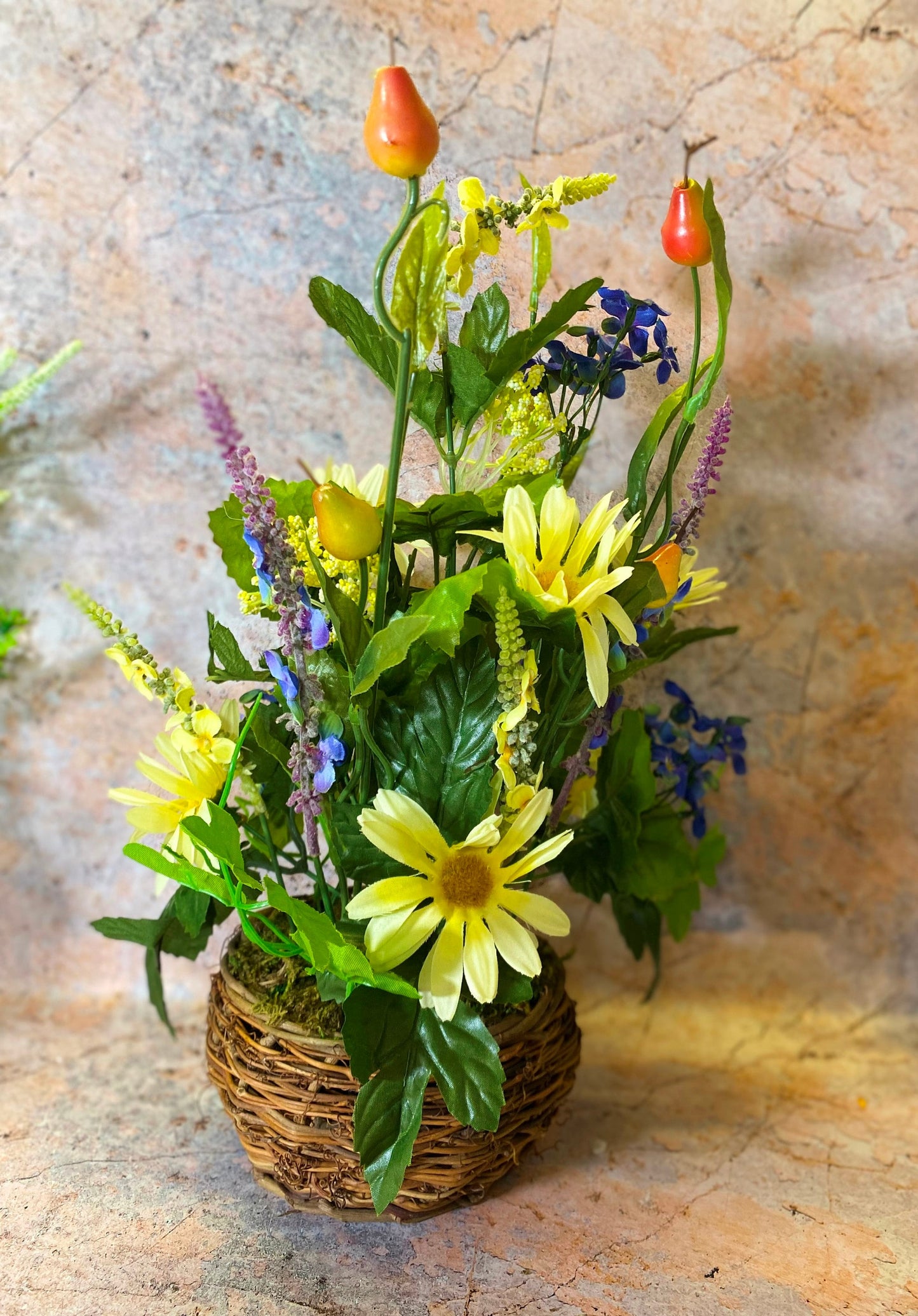 Fleurs artificielles exquises fabriquées à la main dans un panier en osier - 40 cm de haut - Décoration d'intérieur pour présentoir de fleurs et de plantes